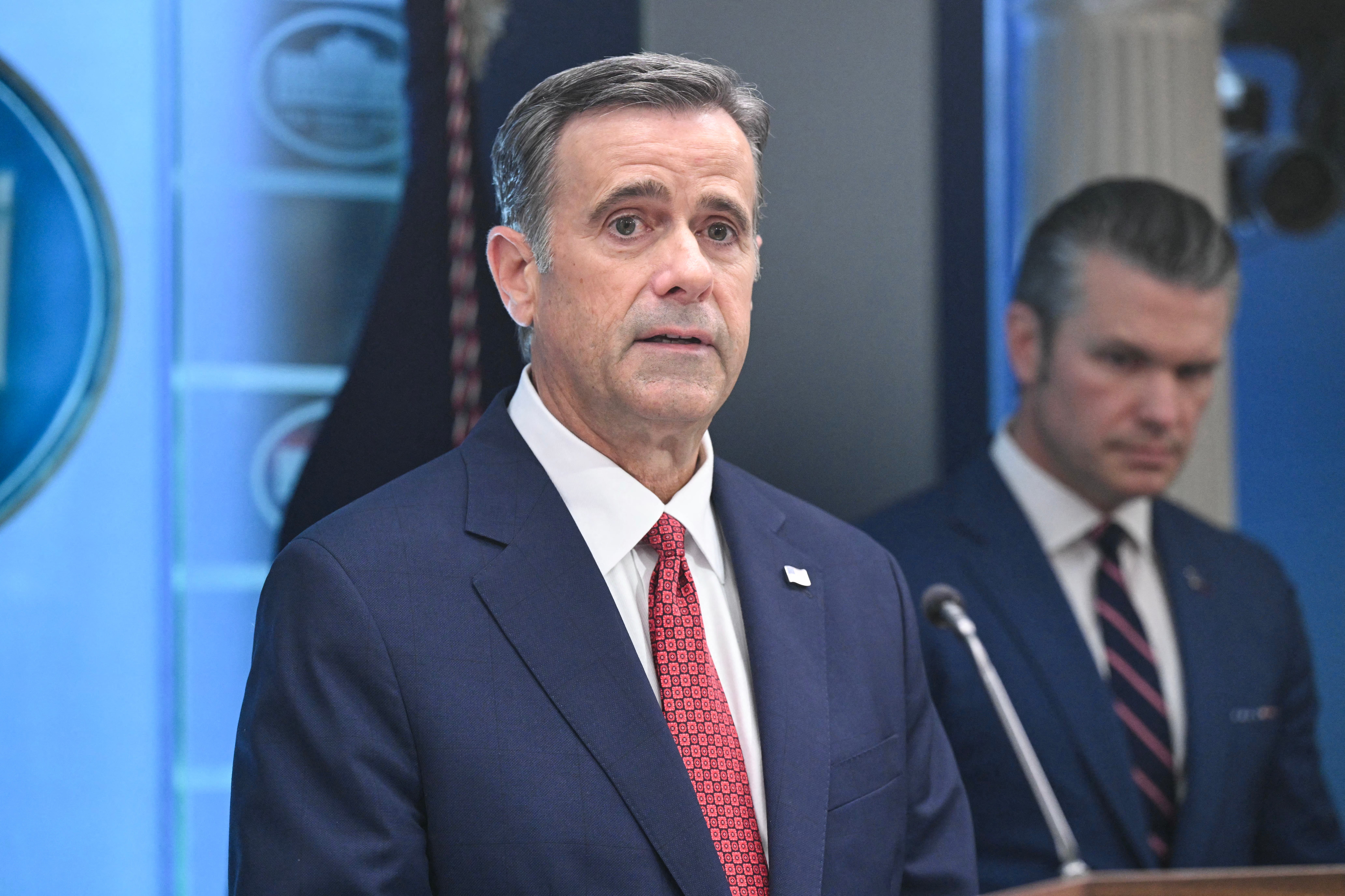 El director de la CIA, John Ratcliffe, habla sobre el conflicto en Irán en la sala de prensa James S. Brady de la Casa Blanca el 6 de abril de 2026, en Washington, D. C.