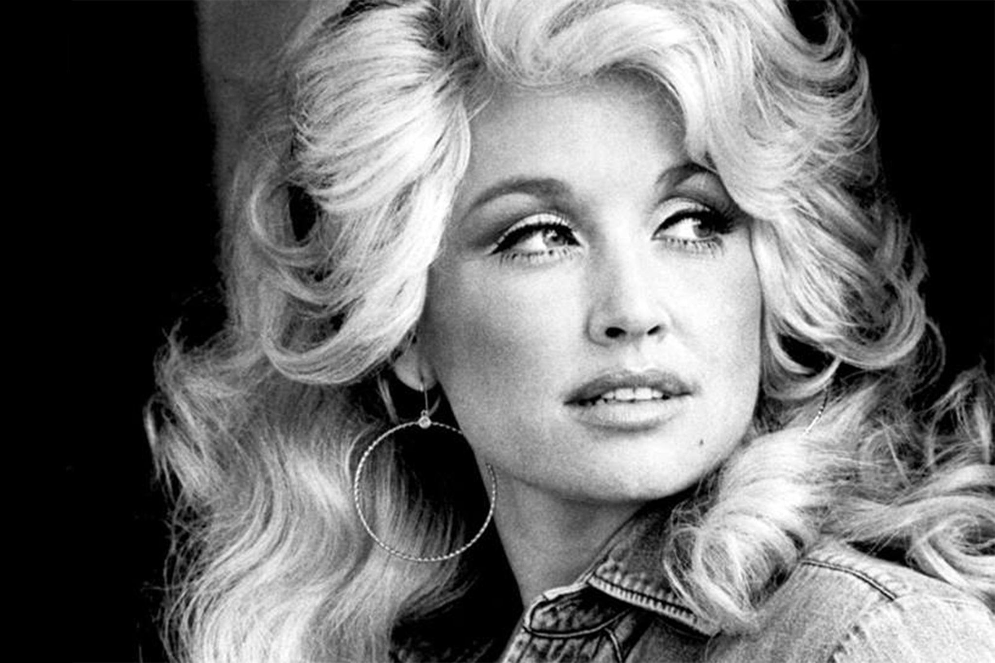 En una entrevista con People el 21 de agosto, Dolly Parton contó que descuidó su propia salud mientras cuidaba a su esposo
