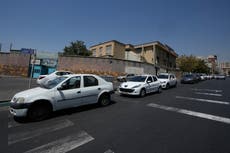 Las filas para gasolina crecen en Irán, pero no hay señales de que ceda ante sanciones de EEUU