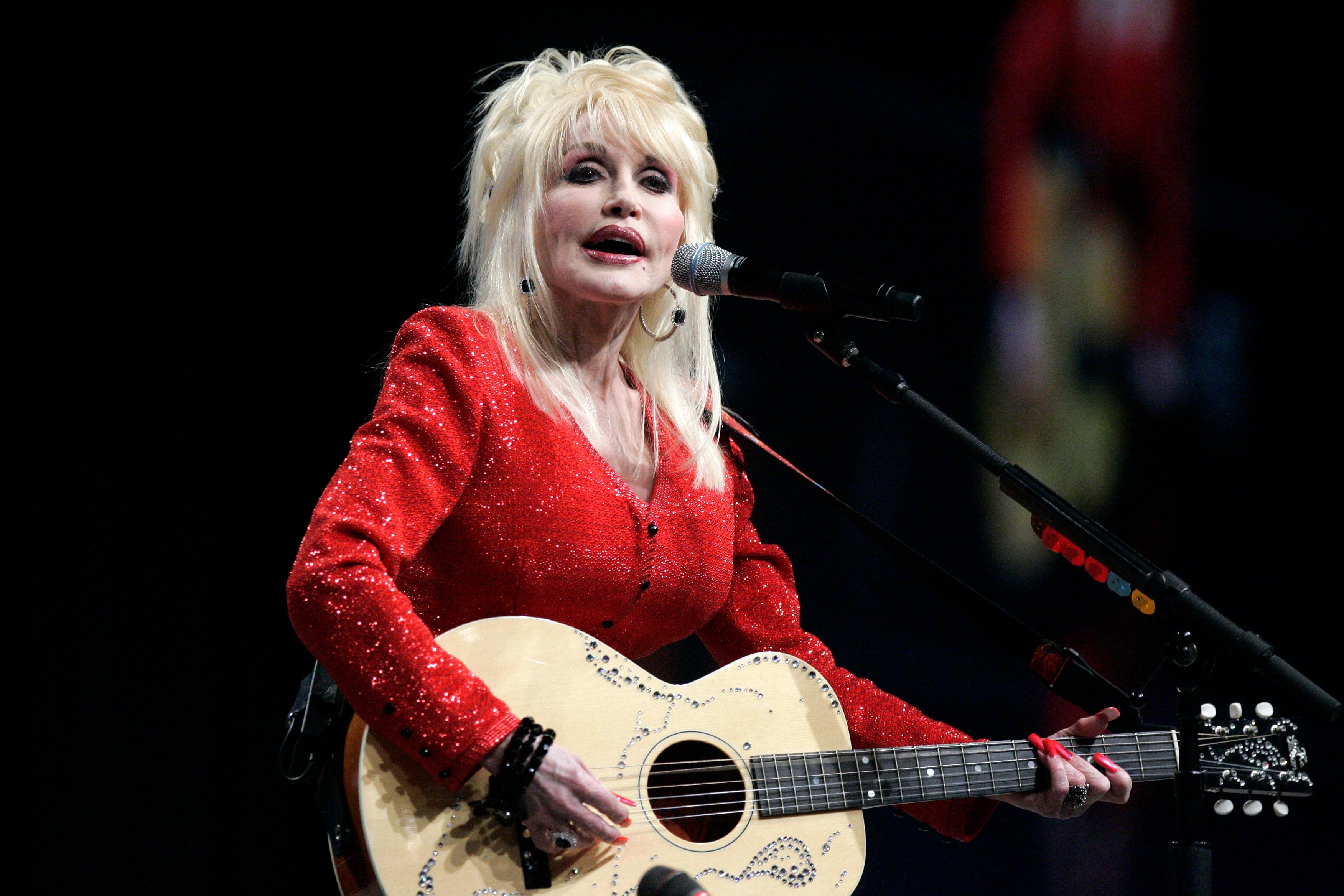 DOLLY PARTON