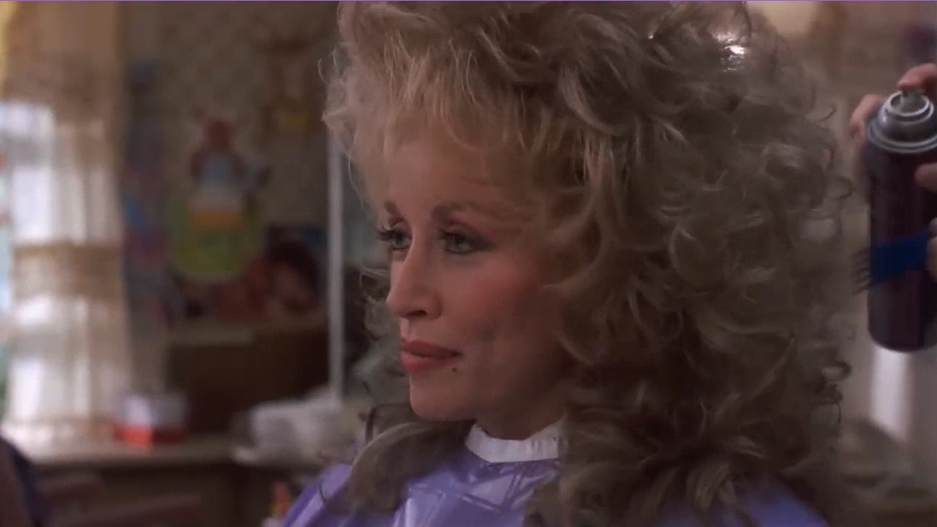 Una de las actuaciones más recordadas de Dolly Parton en el cine fue la de Truvy Jones, dueña de un salón de belleza en Luisiana, en ‘Magnolias de acero’