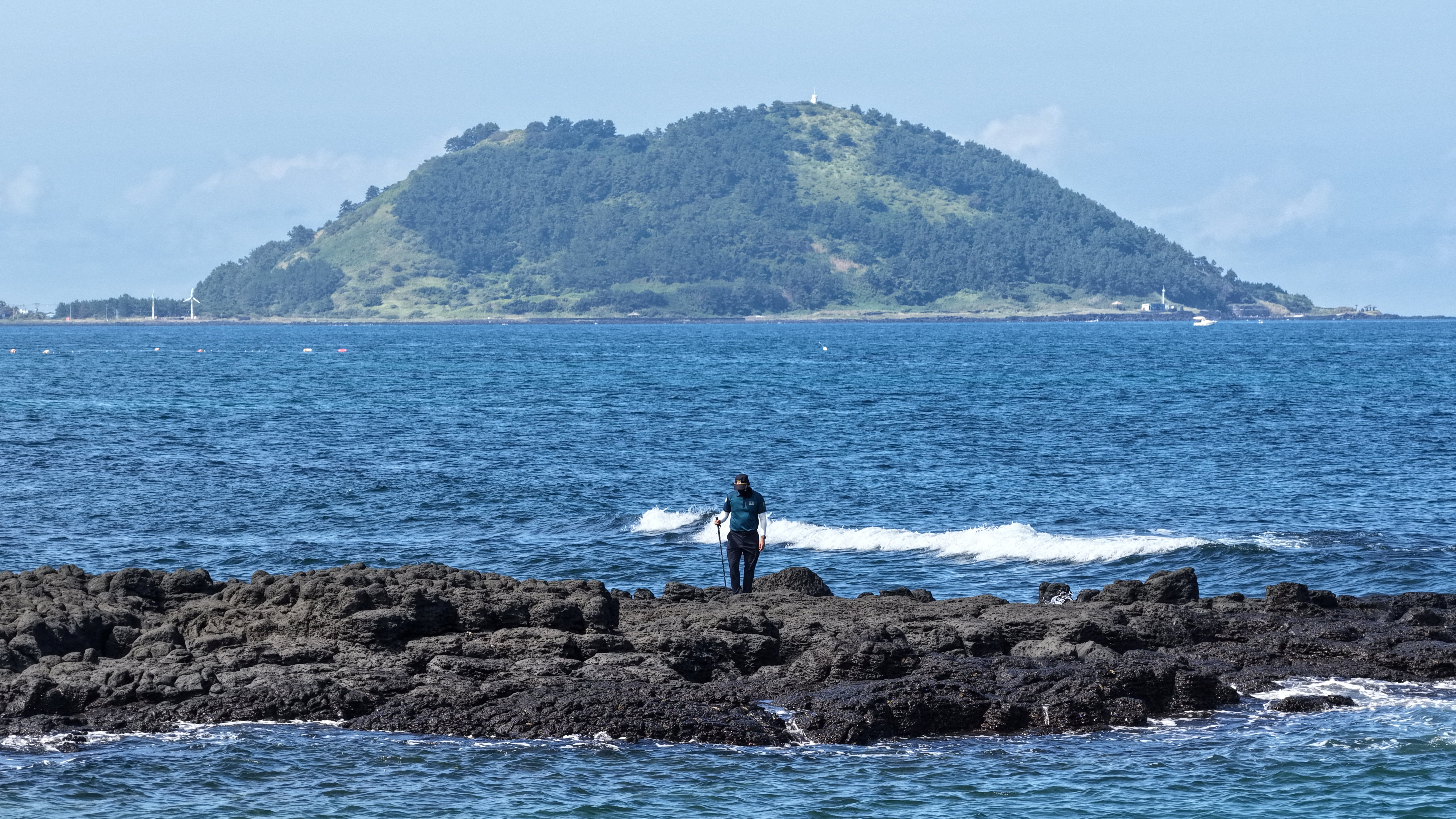Un policía participa en la búsqueda de Jang Mi-ran, reportada como desaparecida, en la isla de Jeju, Corea del Sur, el 24 de agosto de 2026