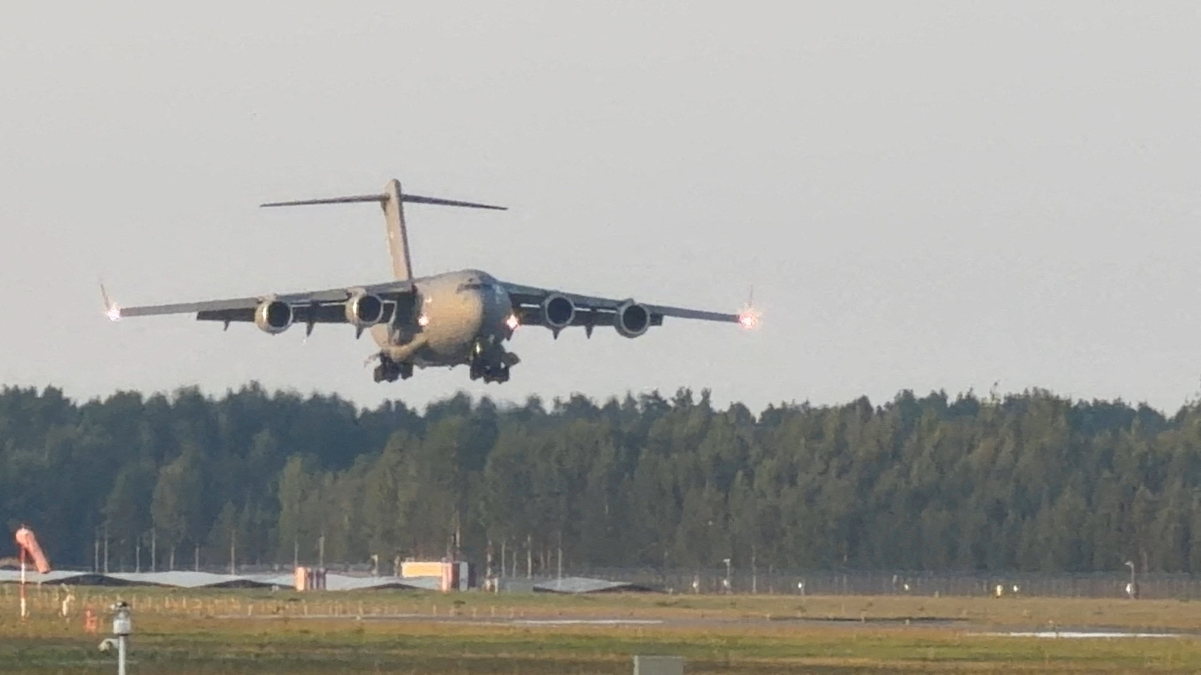 Un avión C-17 Globemaster, que se cree que transportaba al director de la CIA de EE. UU., John Ratcliffe, aterriza cerca de Riga, Letonia, el 25 de agosto de 2026