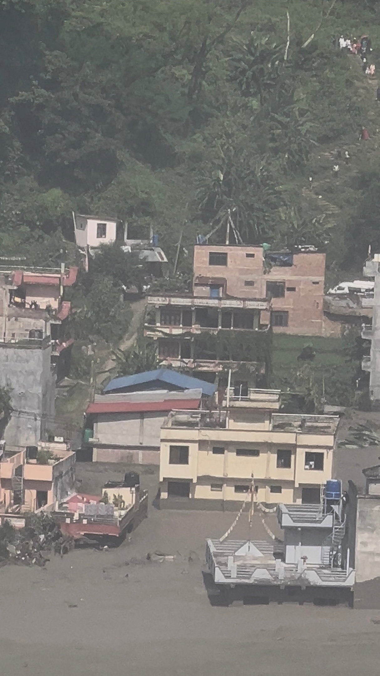 Edificios permanecen parcialmente sumergidos a orillas del río tras una inundación repentina en el distrito de Nuwakot, Nepal