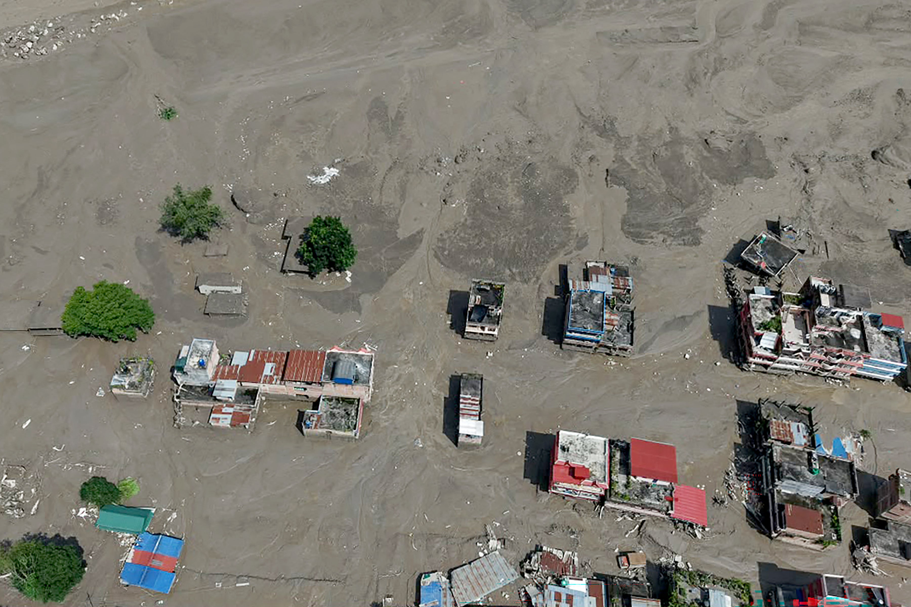 Viviendas permanecen parcialmente sumergidas en aguas turbias tras las inundaciones repentinas en Trishuli Bazar, distrito de Nuwakot, Nepal, el 26 de agosto de 2026
