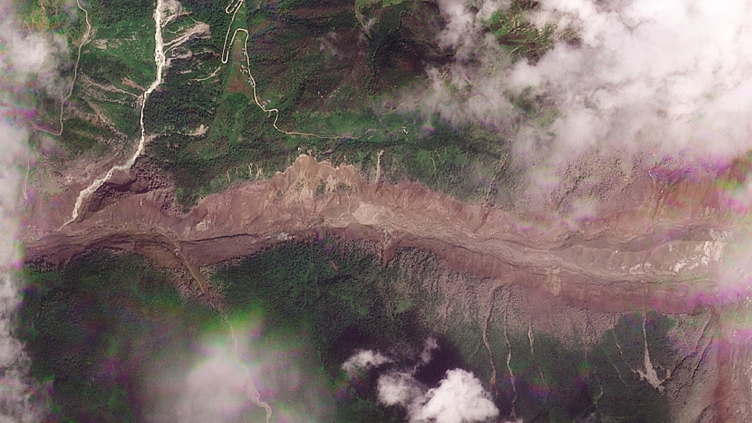 <p>Una imagen de satélite muestra los valles cercanos a la frontera de Nepal con China cubiertos de barro y escombros tras las devastadoras crecidas repentinas</p>