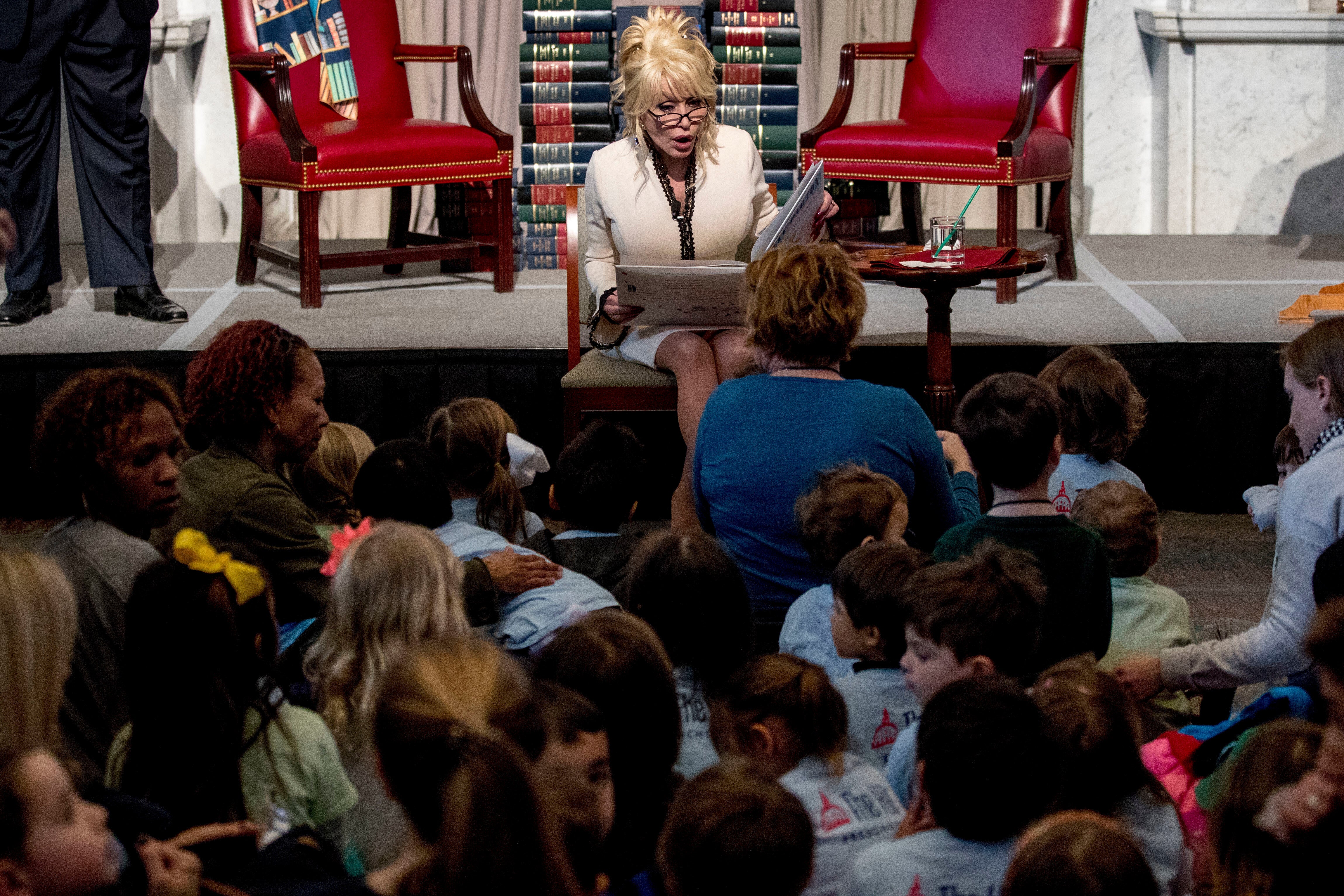 La filantropía de Dolly Parton se basó en "su fe en la bondad de la gente"