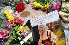 Dolly Parton construyó un mundo mejor, con pedrería y canciones