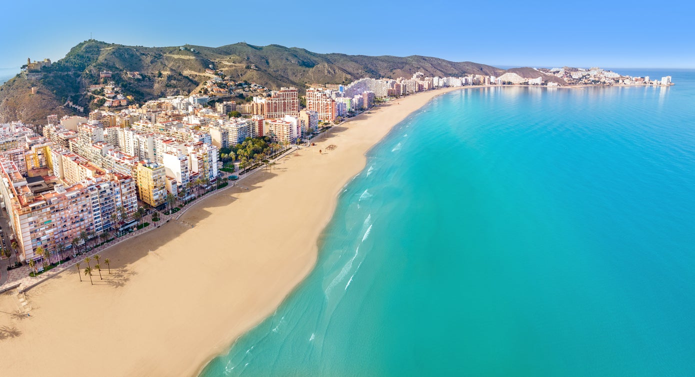 Cullera es una localidad costera de unos 25.000 habitantes, situada a unos 40 kilómetros al sur de Valencia