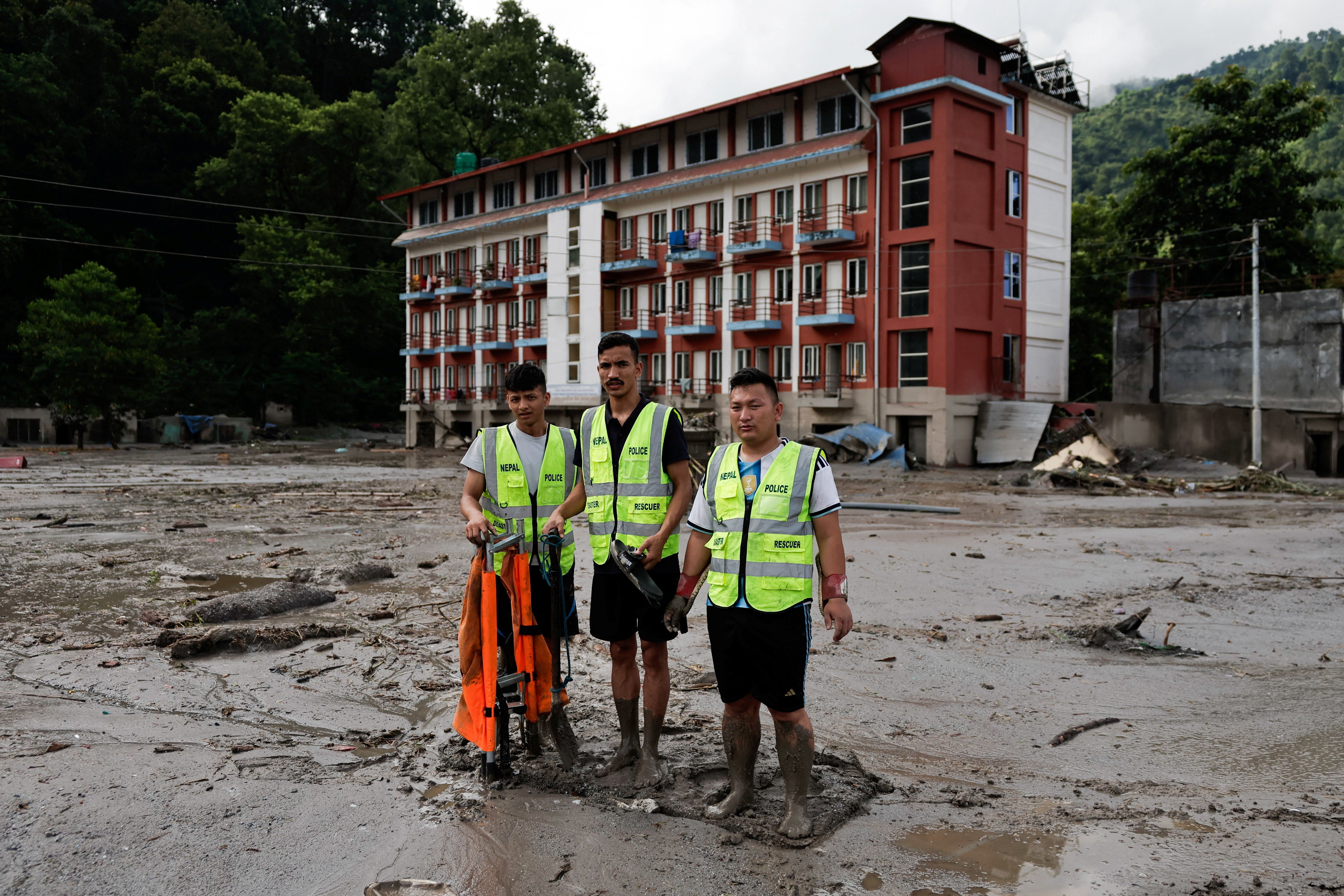 Integrantes de un equipo de rescate entre el lodo y los escombros tras las devastadoras inundaciones en Trishuli, distrito de Nuwakot, Nepal, el 27 de agosto de 2026