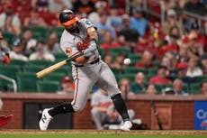 Encarnacion-Strand pega doble productor en la 9na y Orioles vencen 8-7 a Cardenales