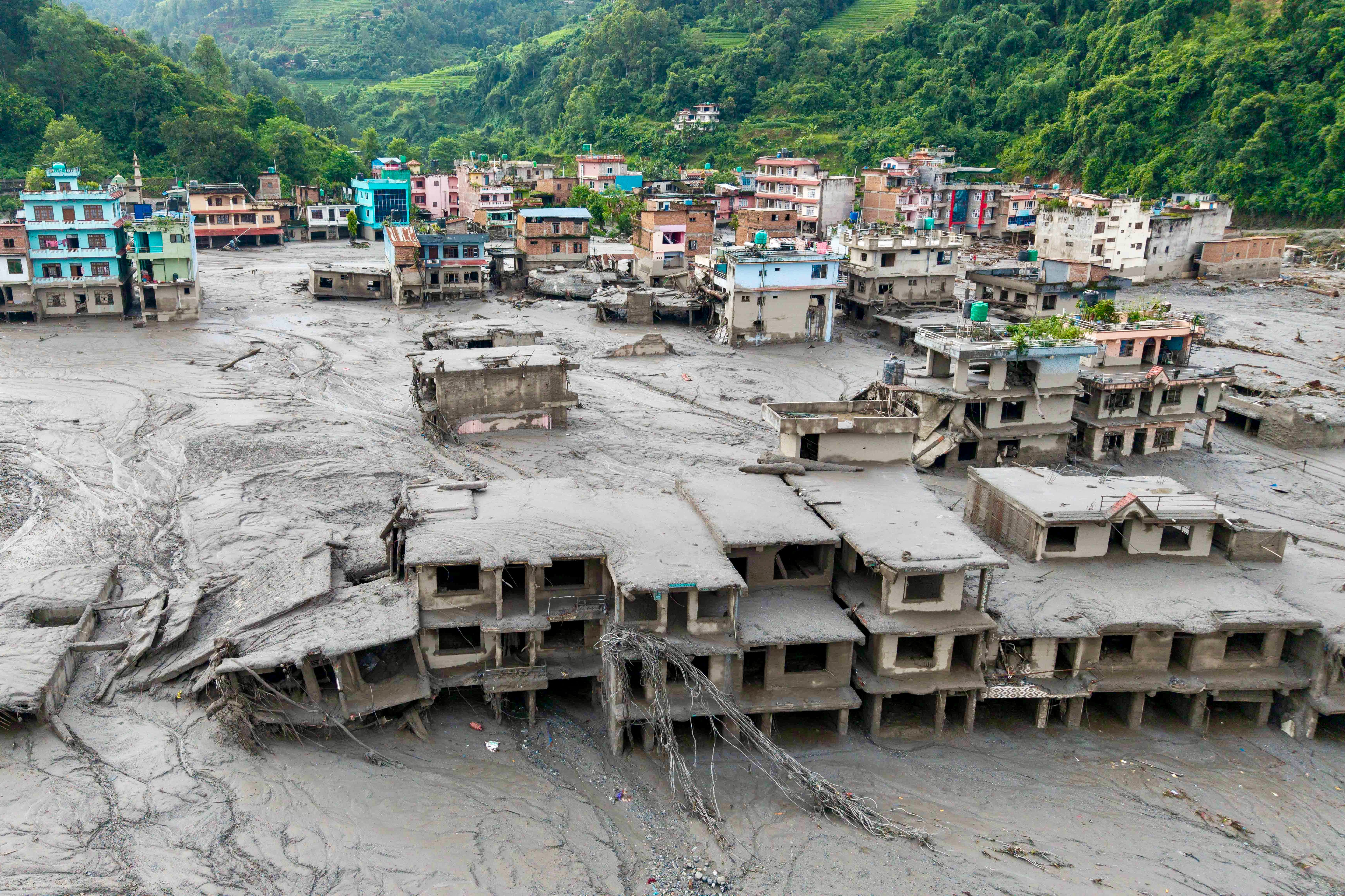 Vista aérea de viviendas cubiertas de lodo tras las inundaciones repentinas en Devighat, municipio de Bidur, en el distrito de Nuwakot, Nepal, el 27 de agosto de 2026