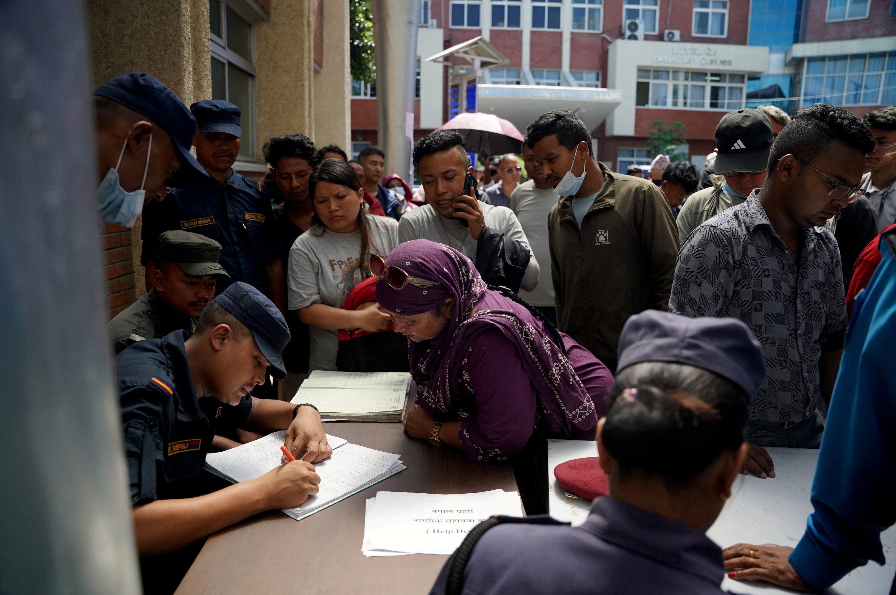 Los familiares se reúnen en un hospital para consultar la lista de heridos tras las mortíferas inundaciones, en Katmandú (Nepal), el 27 de agosto de 2026