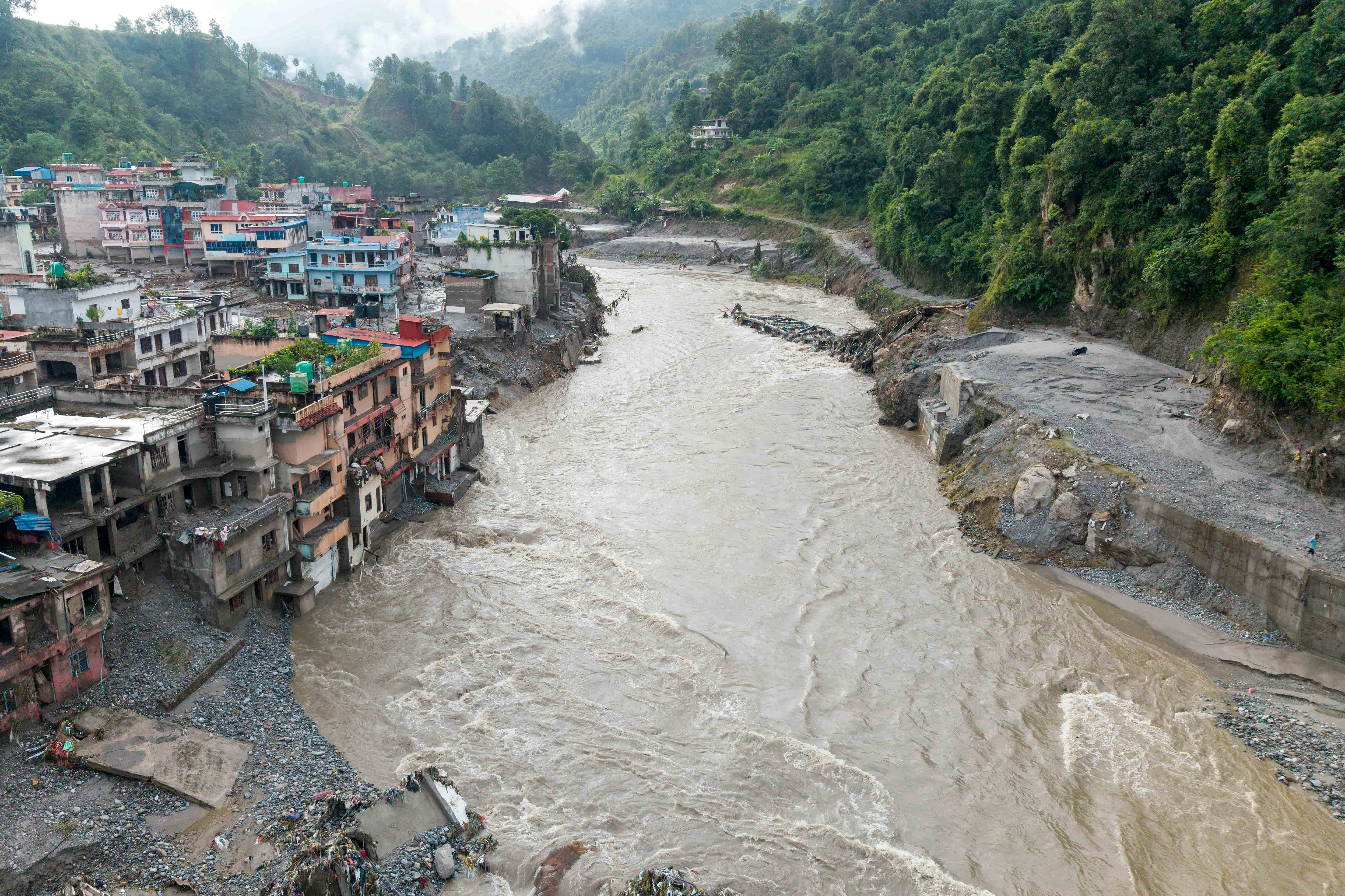 Viviendas cubiertas de lodo tras las inundaciones repentinas en Devighat