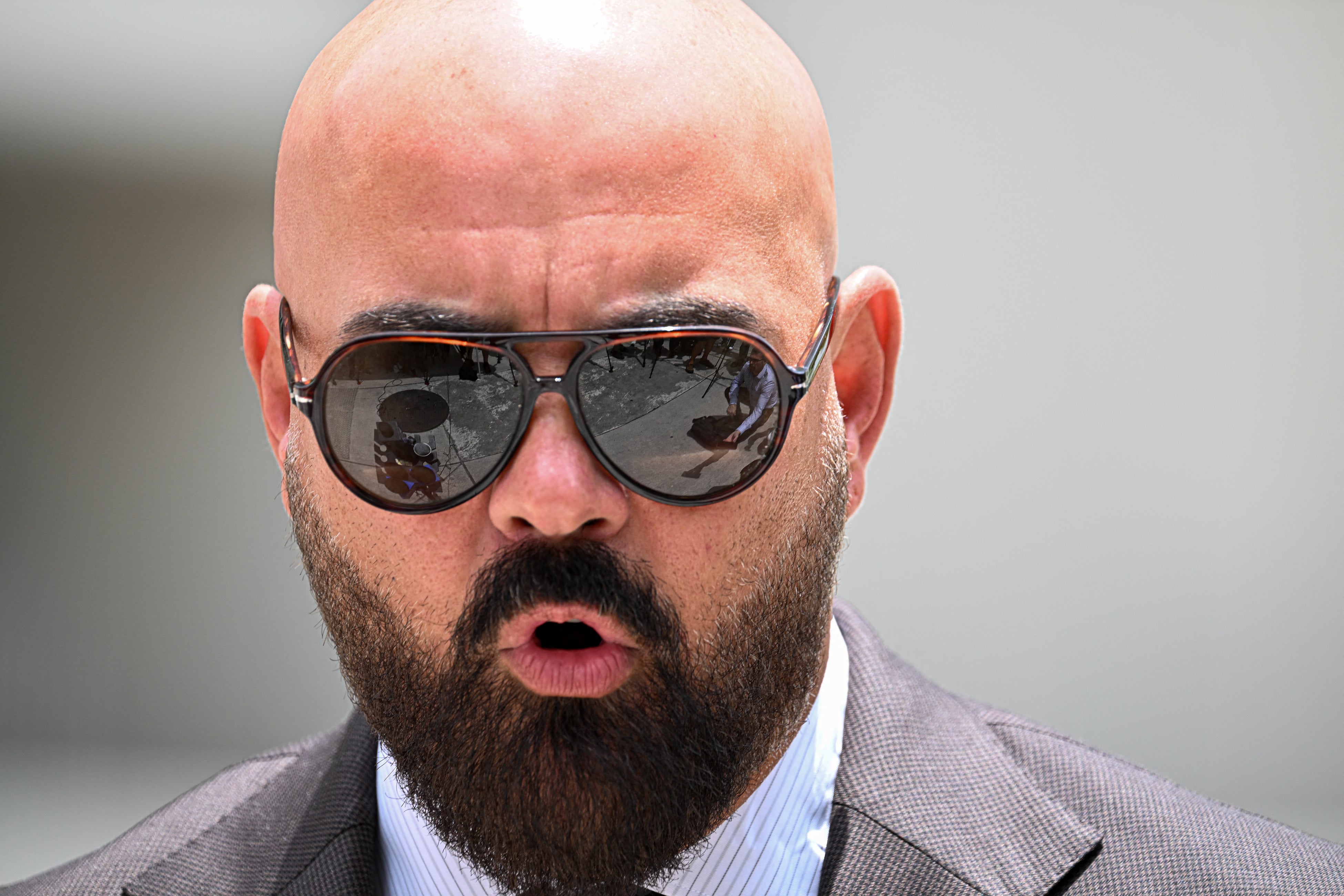 Joseph D. McBride, abogado de Andrew y Tristan Tate, habla con la prensa tras una audiencia de extradición de los hermanos en el Tribunal Federal C. Clyde Atkins, en Miami, Florida, el 27 de julio