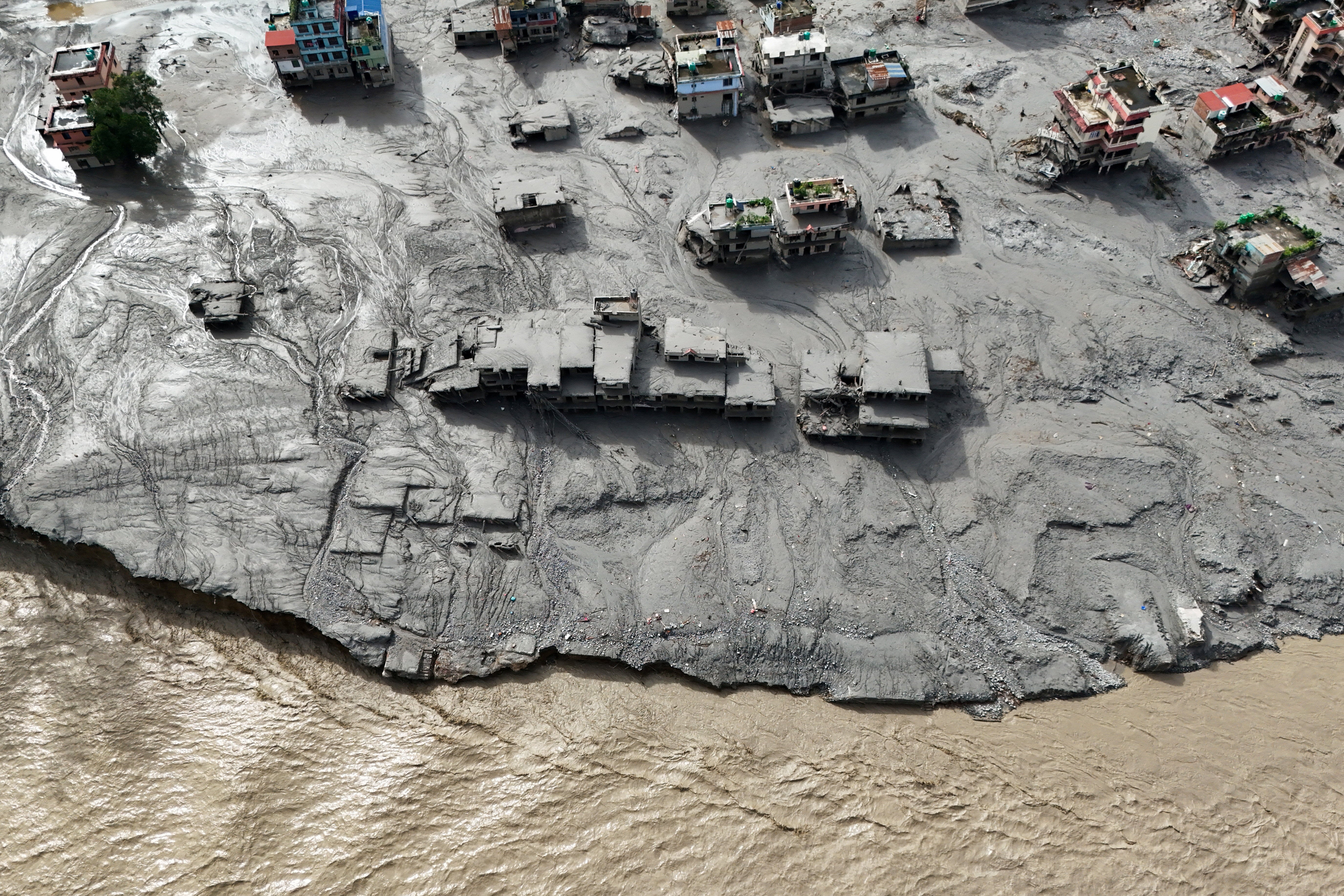 El lodo cubre varios edificios en Trishuli tras las devastadoras inundaciones