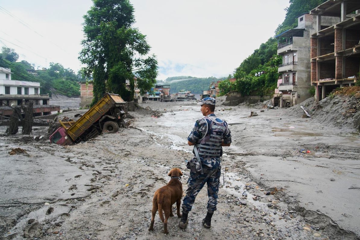 Nepal teme una segunda inundación mientras buscan supervivientes