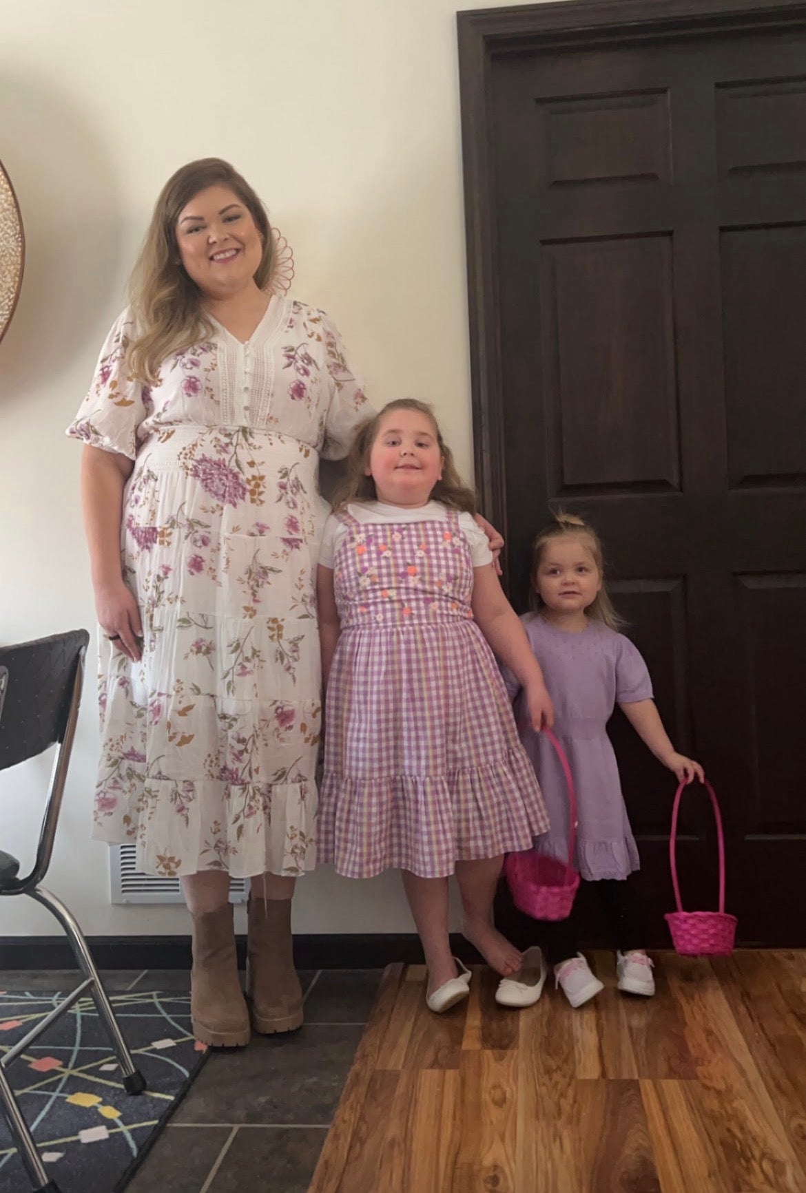 Onna Wallace, una mamá de Wisconsin, con sus hijas Lachlan, de 8 años, y Lettie, de 5. El juicio de Clancy le trajo recuerdos de sus propias dificultades de salud mental posparto hace ocho años
