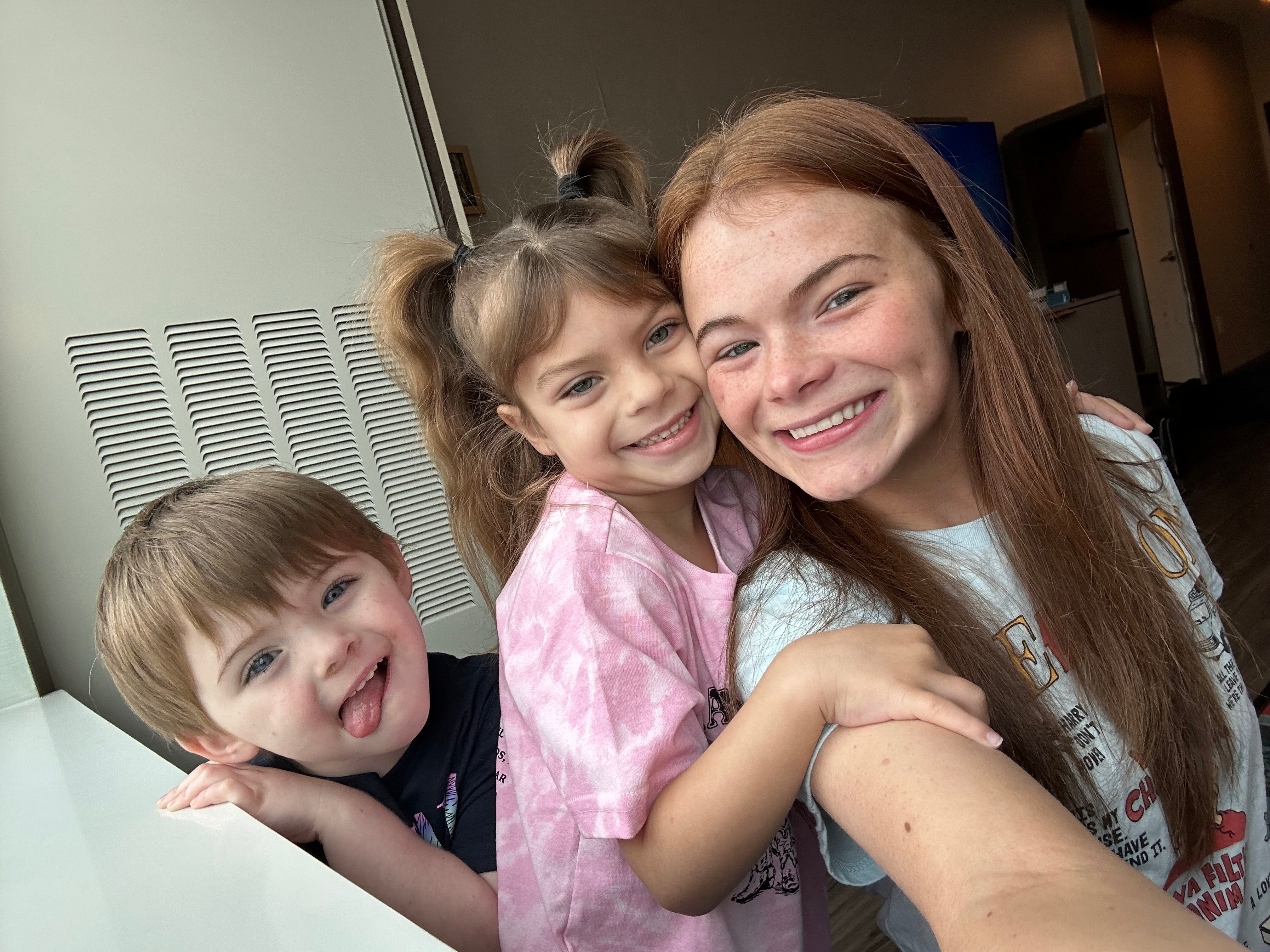 Griffin, en una foto tomada el año pasado en pleno episodio de psicosis posparto junto a su hijastra Ava, de 6 años, y Thomas, de 4. Ella dijo que sus síntomas incluían oír voces y tener alucinaciones que la hacían “perder el contacto con la realidad”
