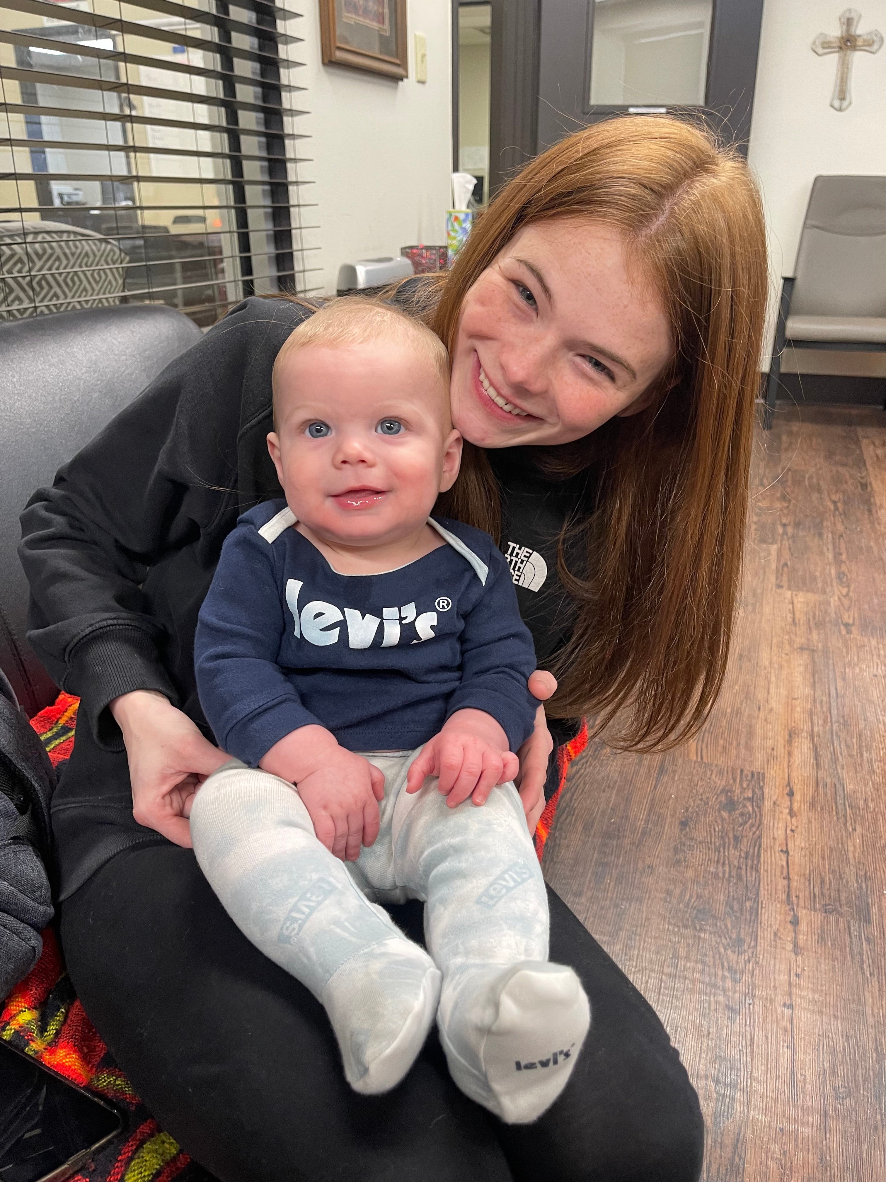 Stormi Griffin con su bebé, Ethan, durante un episodio de psicosis postparto. Griffin compartió las fotos en TikTok a raíz del juicio por asesinato de Lindsay Clancy para mostrar cómo las madres que padecen esta rara afección pueden parecer “normales” desde afuera