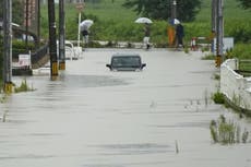 Fuertes lluvias e inundaciones en centro-norte de Japón dejan varados a personas y vehículos