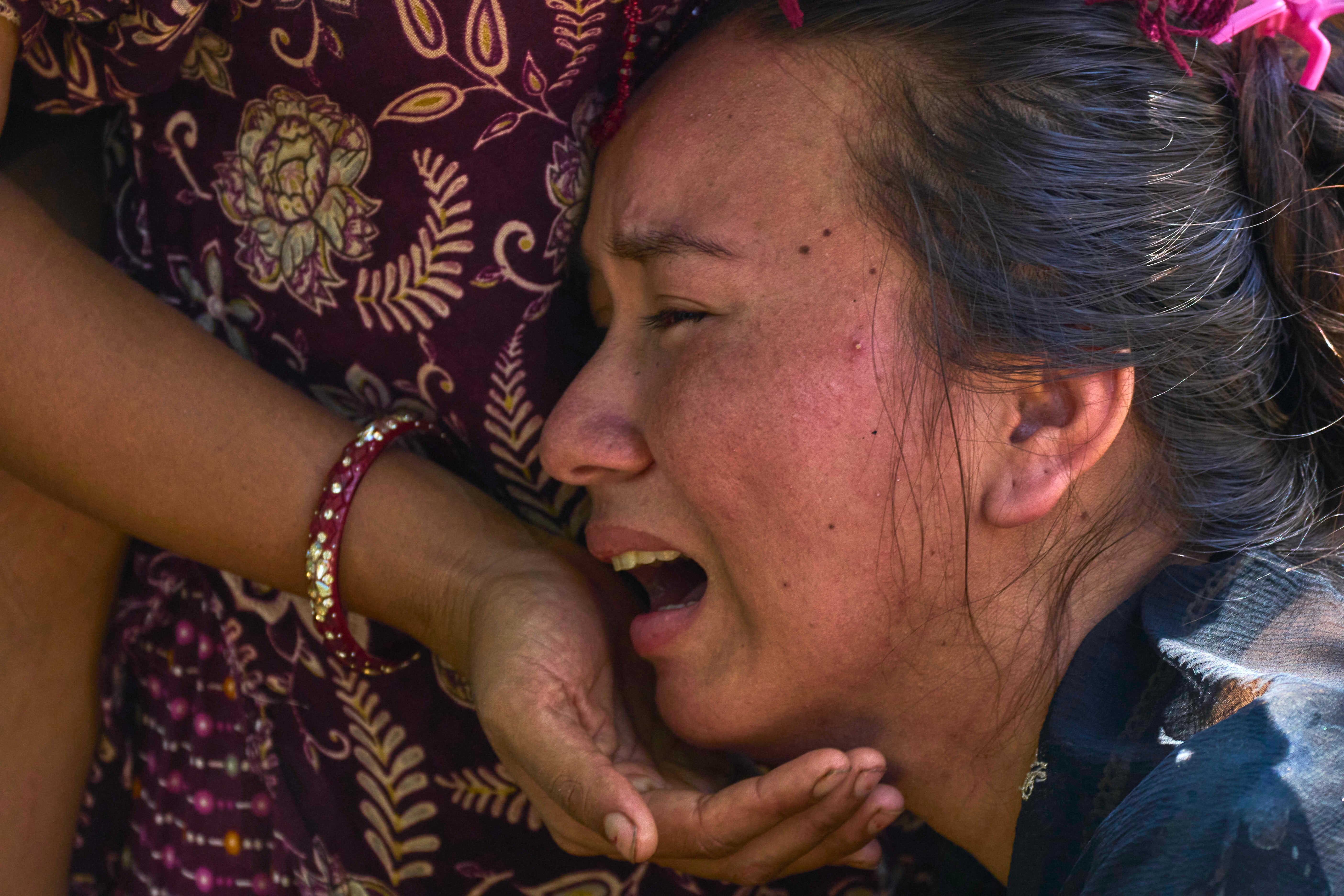 Una niña espera noticias de sus familiares en Bidur, en el distrito de Nuwakot, Nepal