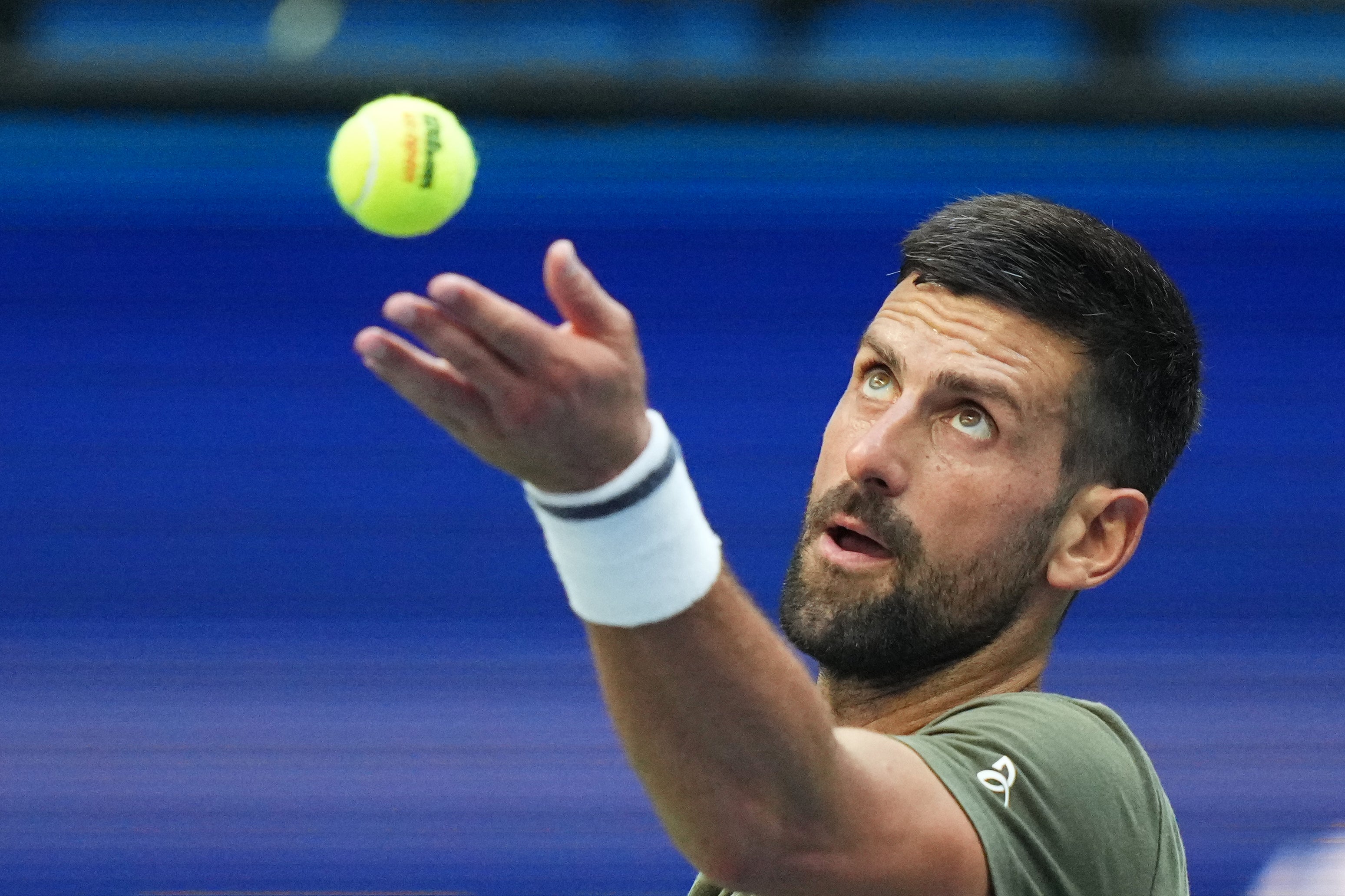 Novak Djokovic busca, por 12.º Grand Slam consecutivo, conquistar su 25.º título grande y quedarse con el récord absoluto de trofeos individuales en estos torneos