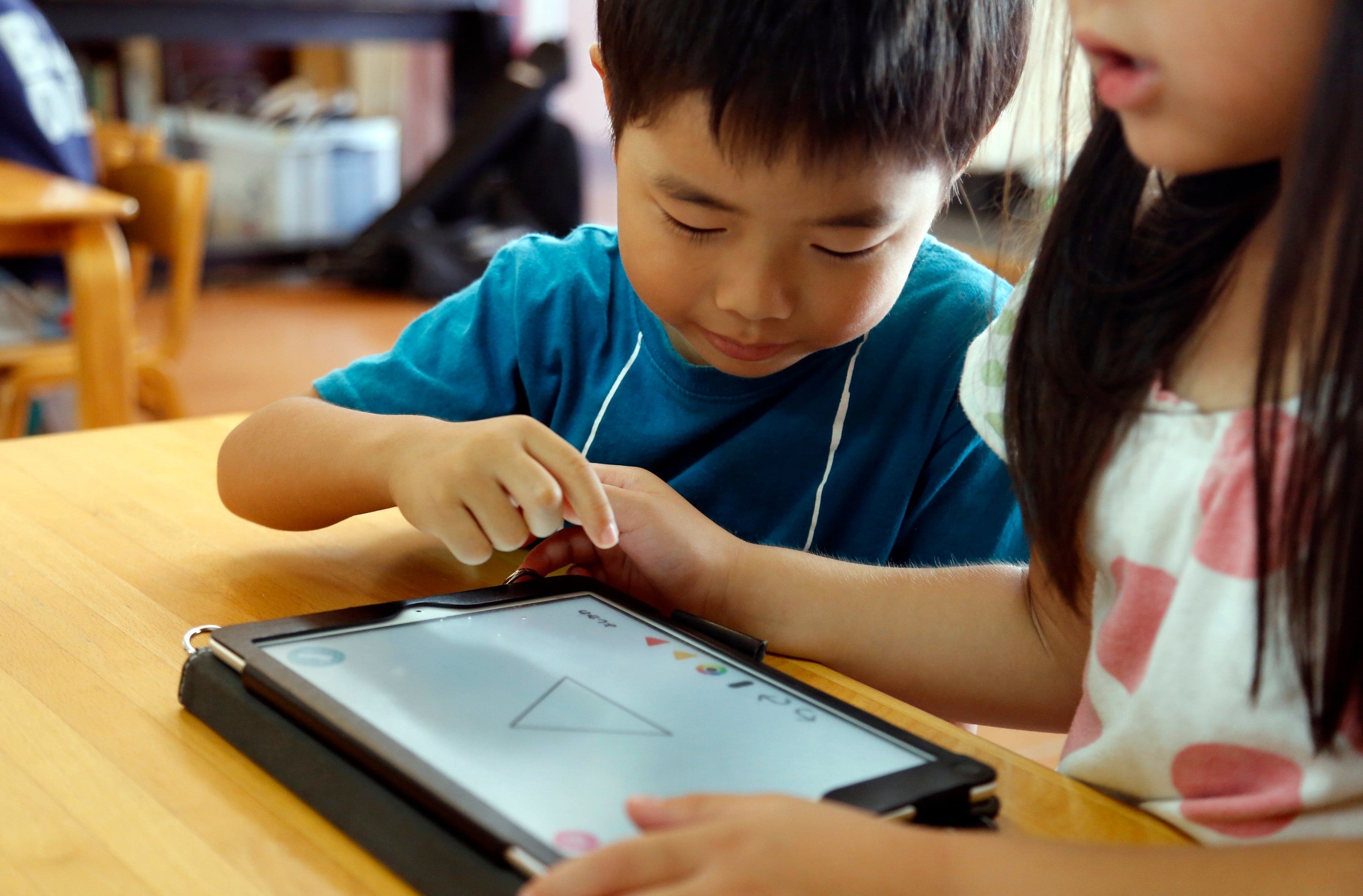 EDUCACIÓN-DISPOSITIVOS-NIÑOS DISTRAÍDOS