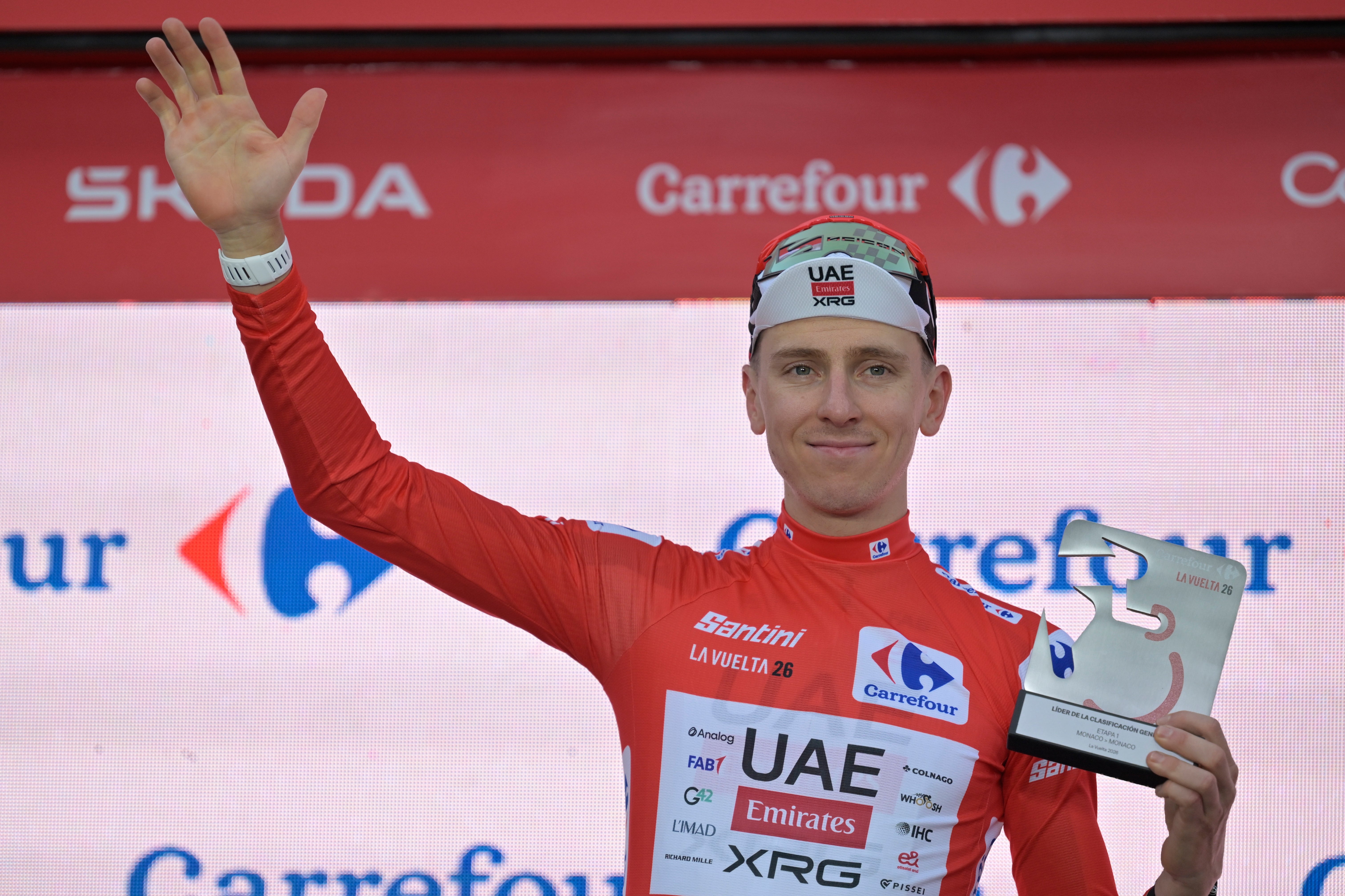 Tadej Pogačar sigue imparable: gana otra etapa de la Vuelta a España tras susto en descenso
