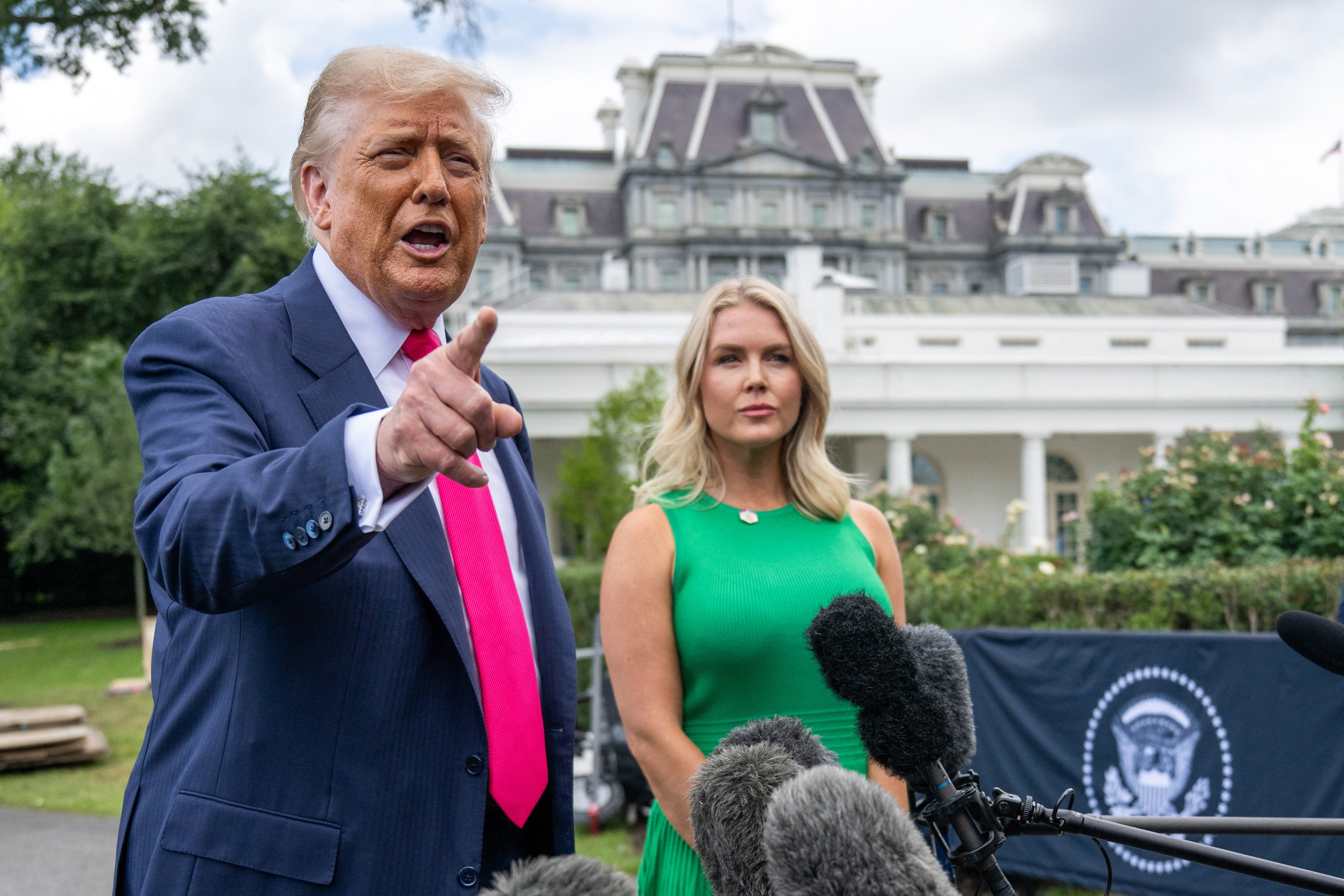 Trump aún no ha revelado quién sustituirá a Leavitt como su próximo secretario de Prensa