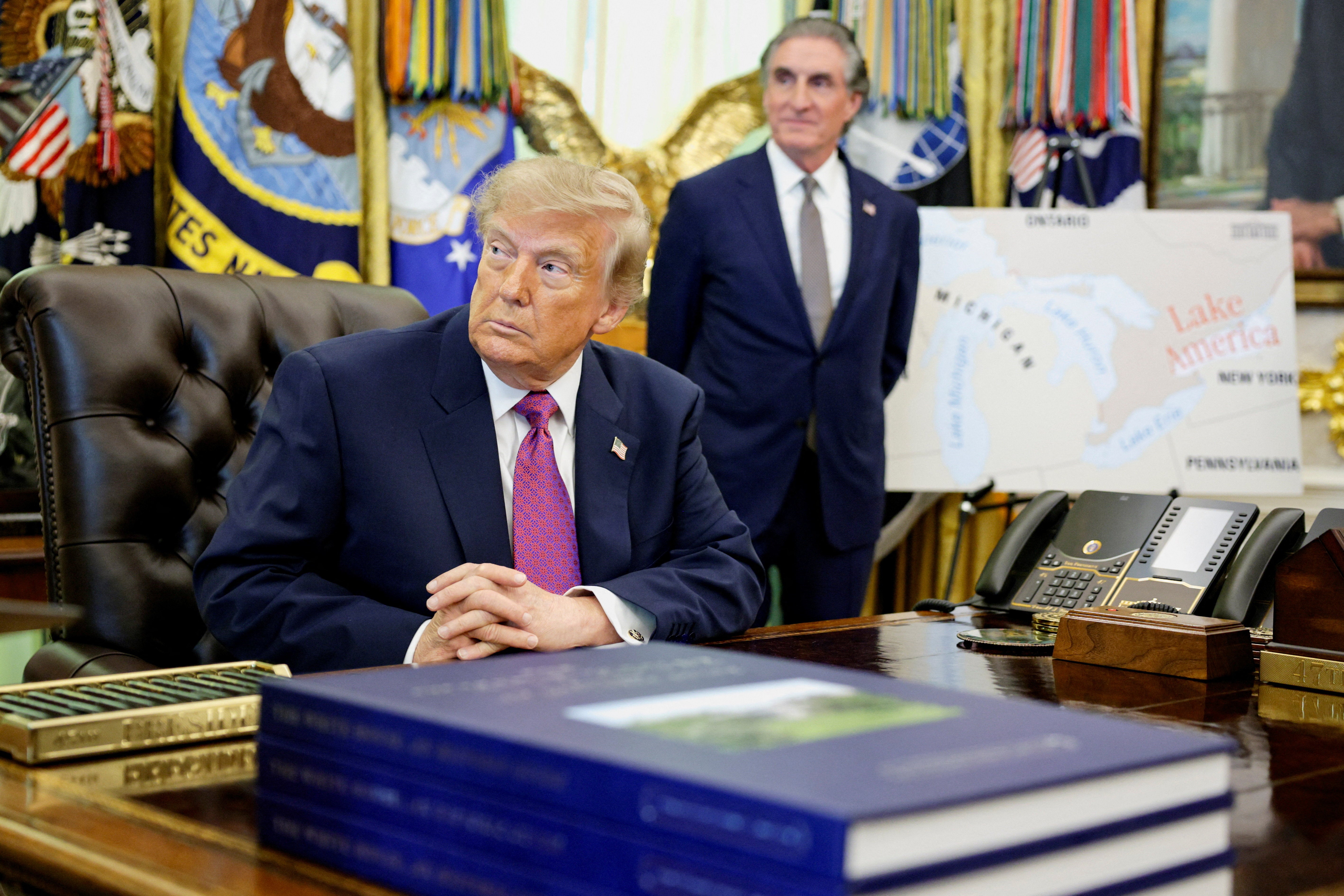Trump hizo el anuncio el jueves, después de imponer nuevos aranceles a Canadá, que respondió con gravámenes sobre productos estadounidenses