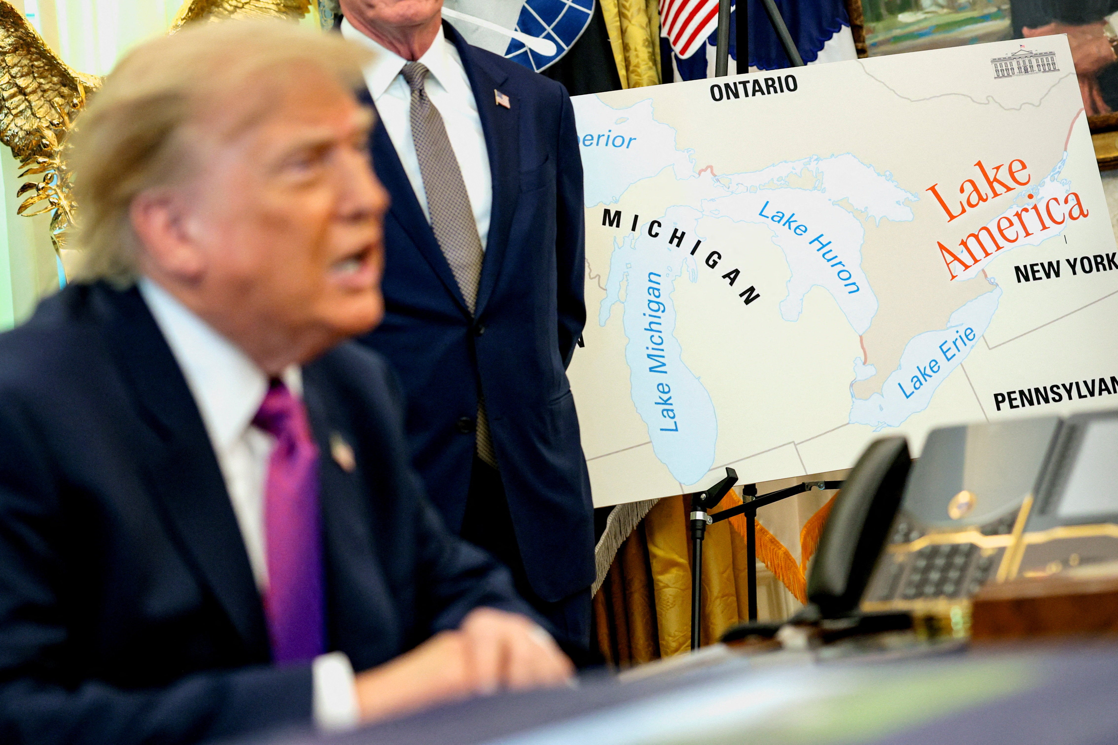 El presidente Donald Trump firmó una orden ejecutiva para cambiar el nombre del lago Ontario por “Lago de los Estados Unidos”, en medio de la creciente guerra comercial con Canadá