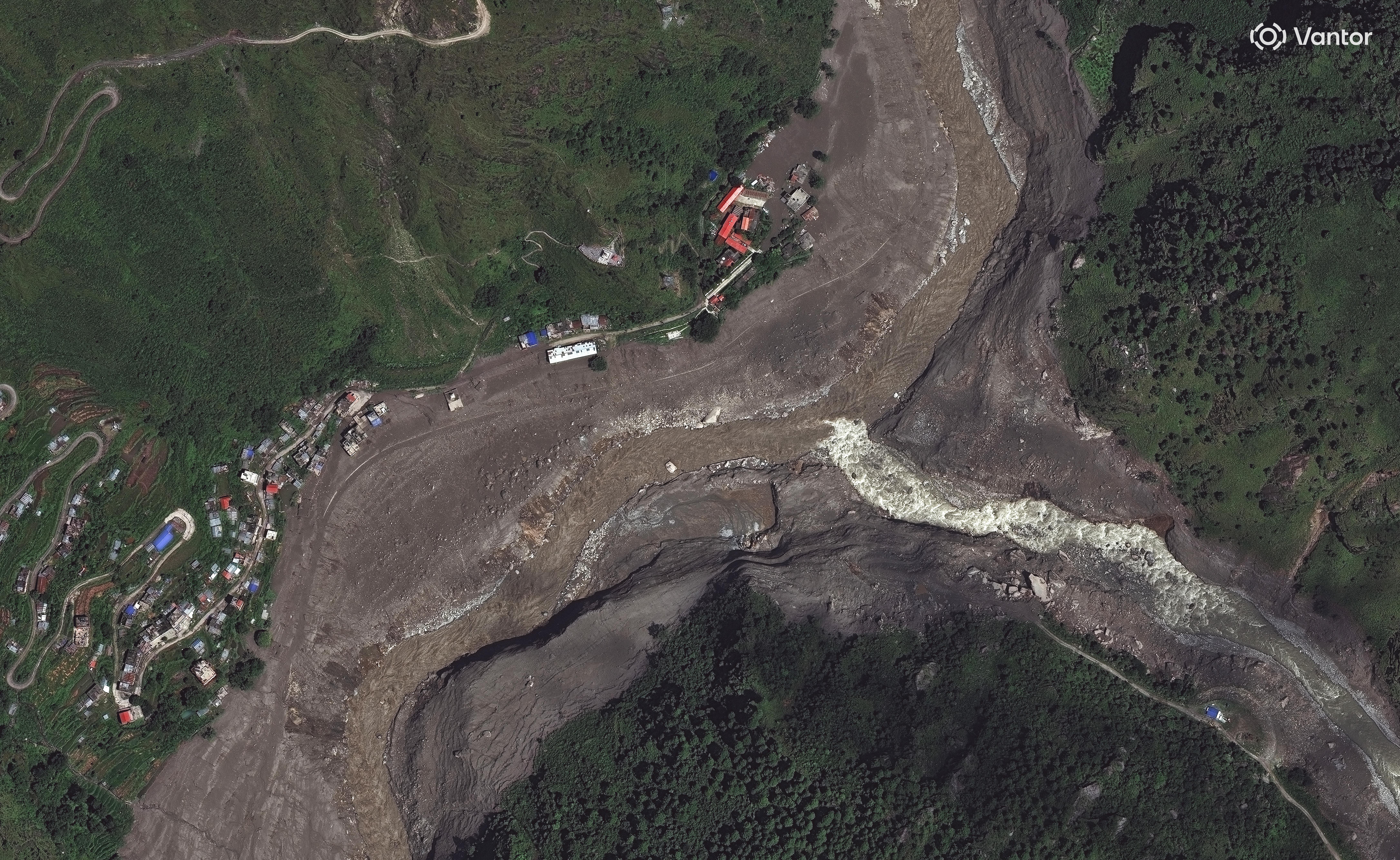 Esta imagen de satélite, facilitada por la empresa Vantor, muestra los daños en Syapru Besi, Nepal