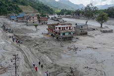 Aumenta la cifra de muertos por inundaciones repentinas en Nepal y China