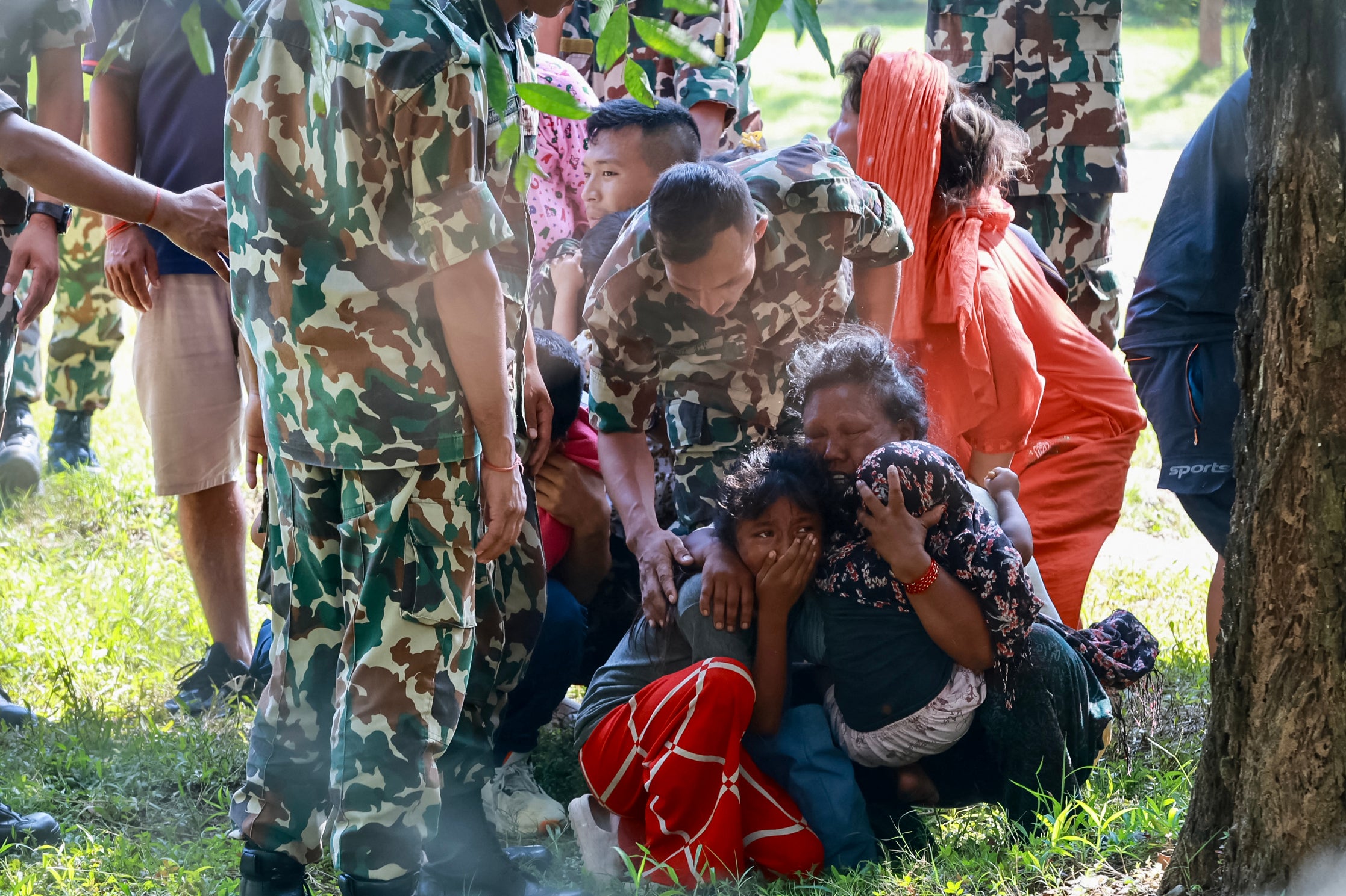 Los sobrevivientes reaccionan al reunirse con sus familiares en un campamento del ejército en la localidad de Battar Bazar, en el distrito de Nuwakot, Nepal, el 28 de agosto de 2026
