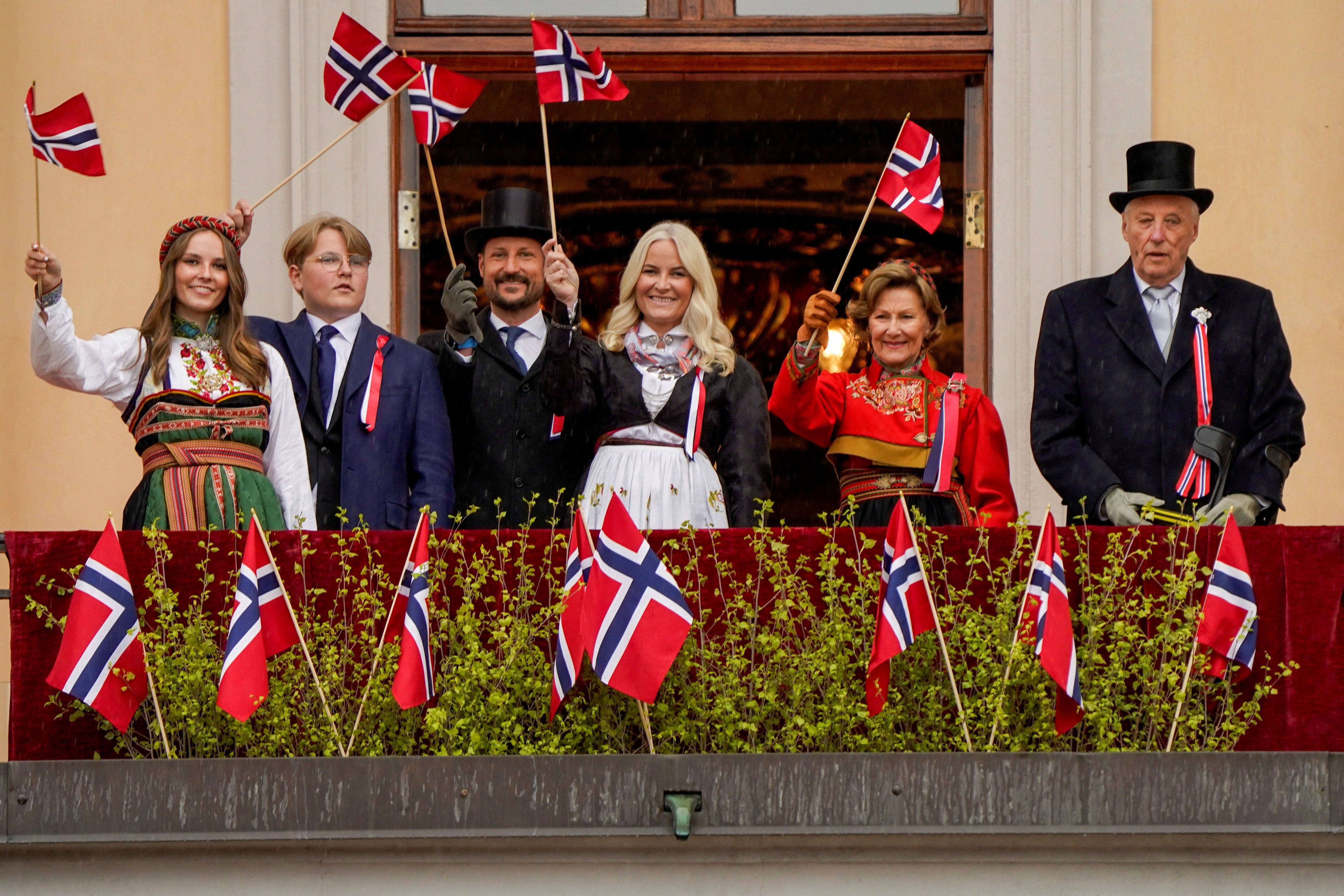 El fallecido rey Harald, a la derecha, junto a su familia en 2021: la reina Sonja, el príncipe heredero Haakon, la princesa heredera Mette-Marit, la princesa Ingrid Alexandra y el príncipe Sverre Magnus