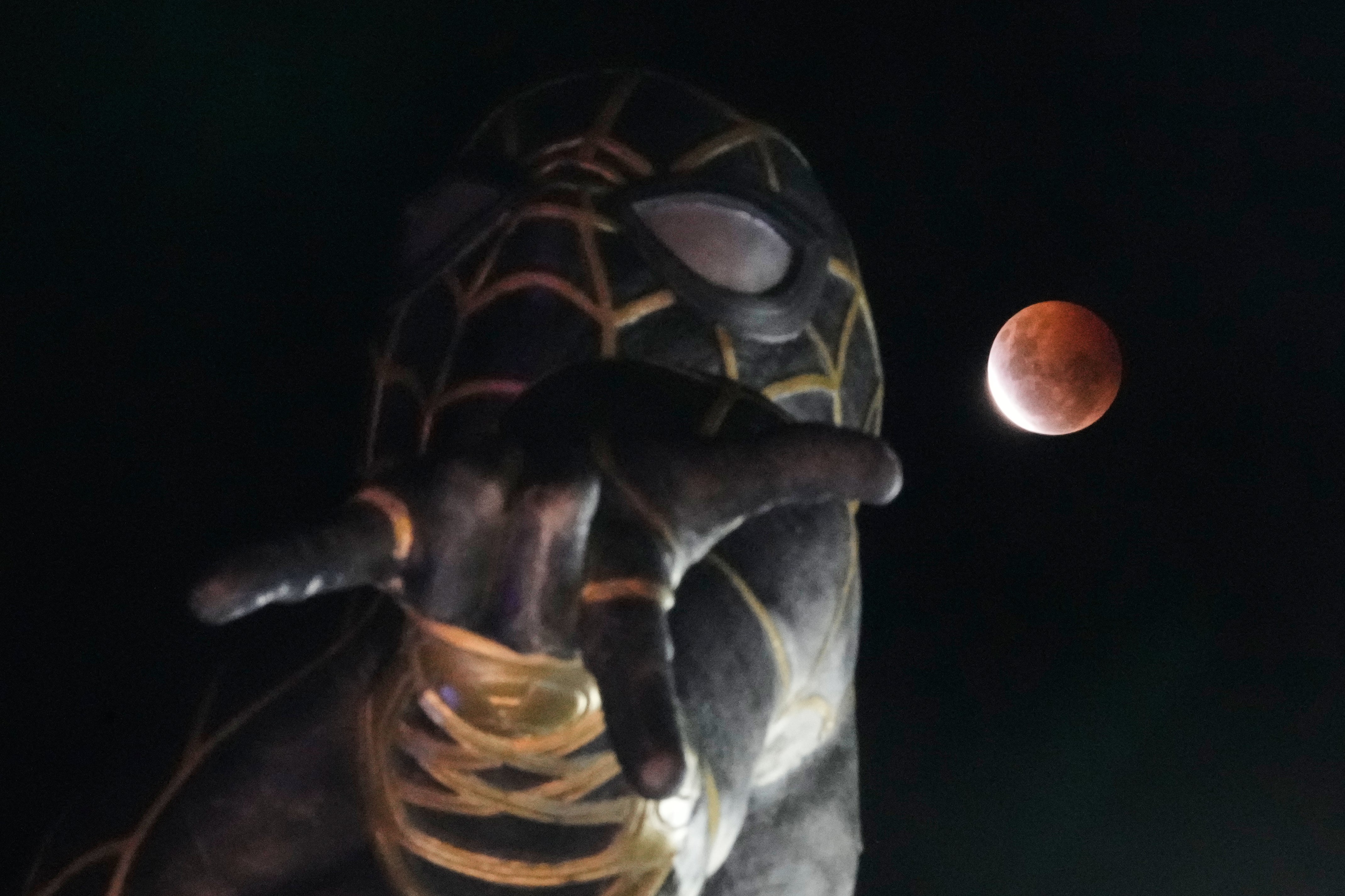 La luna sale detrás de una estatua de Spider-Man en El Alto, Bolivia