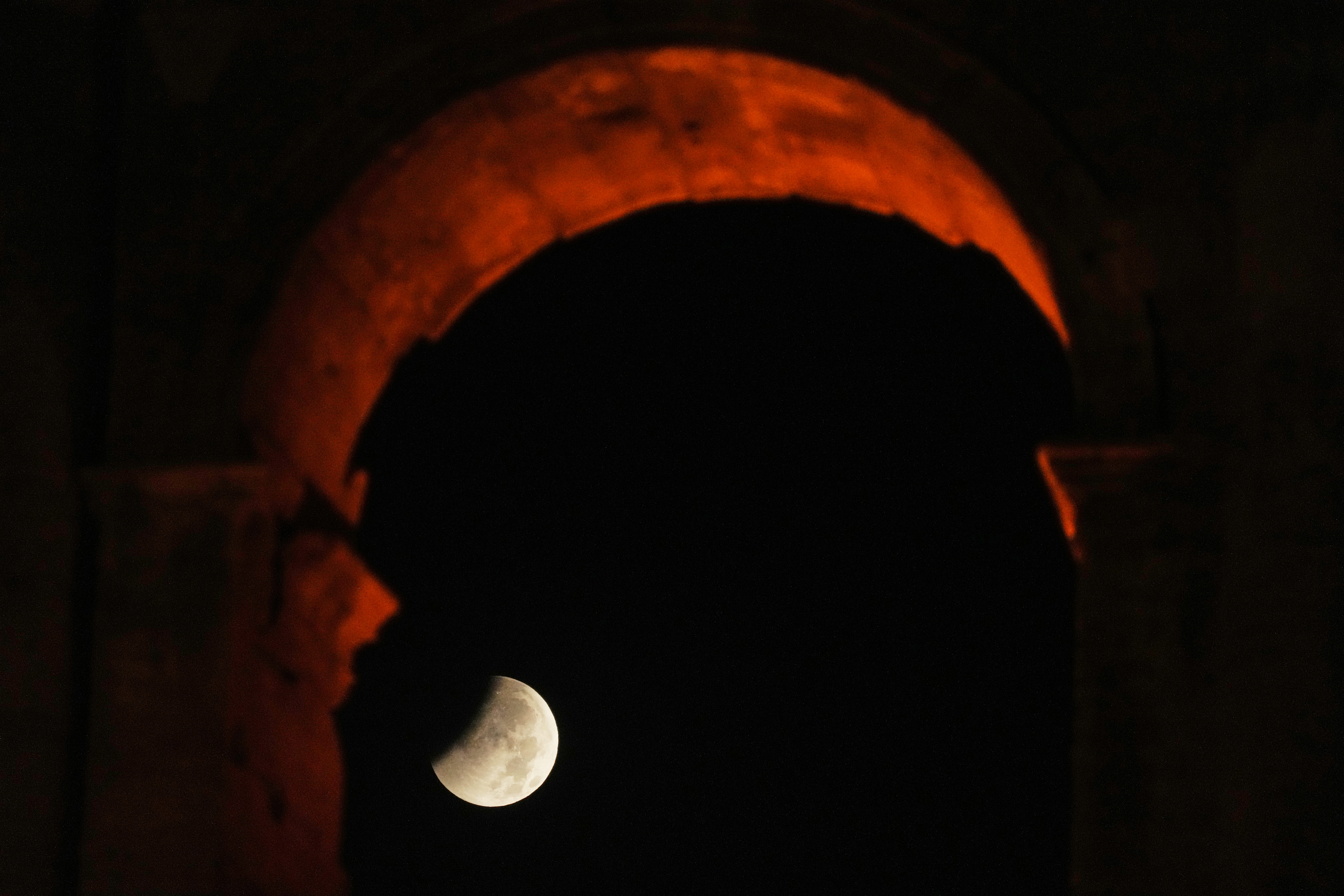 La luna se pone detrás del Coliseo durante un eclipse lunar parcial en Roma, el viernes 28 de agosto de 2026