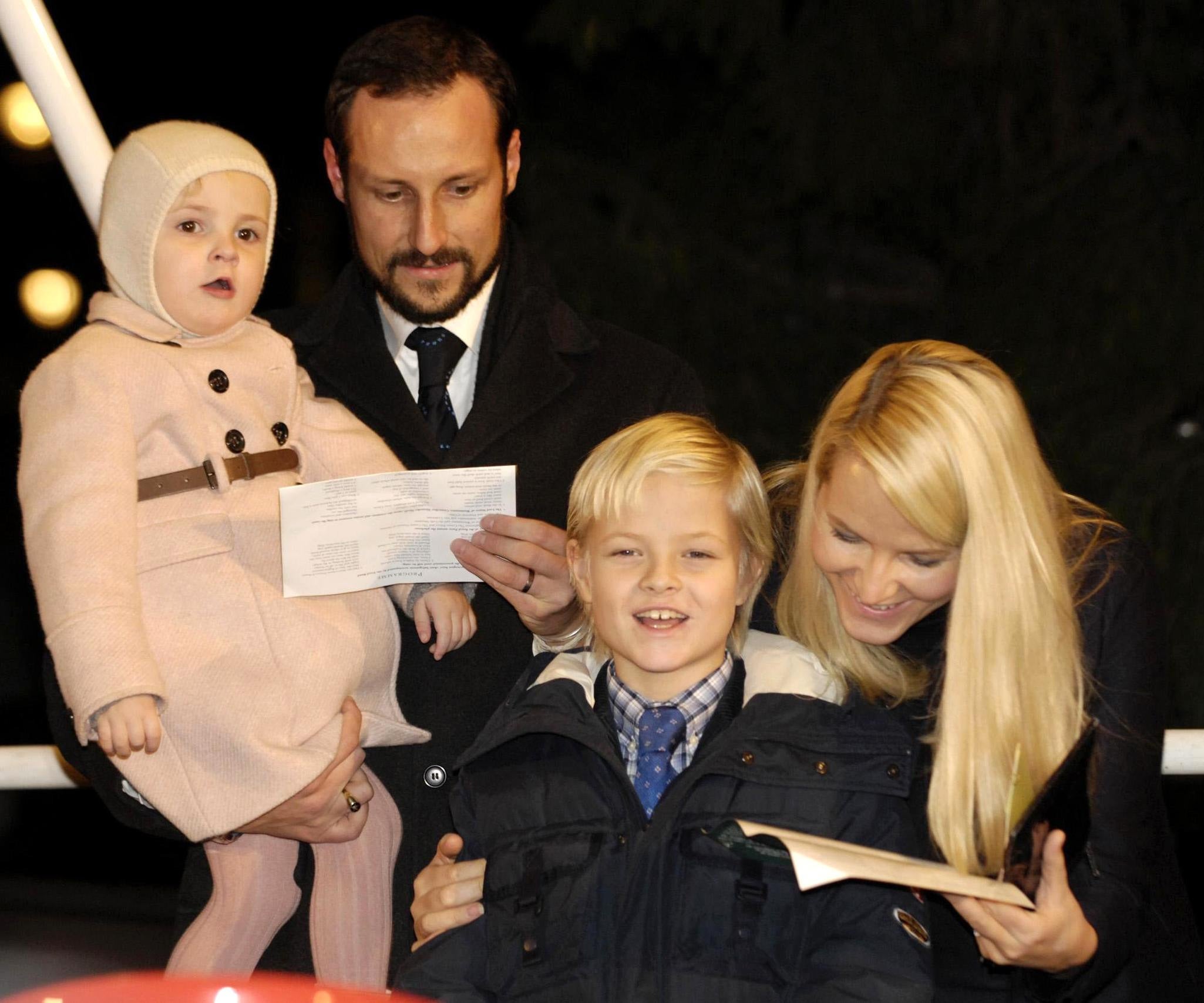 El entonces príncipe heredero Haakon y la princesa heredera Mette-Marit junto a sus hijos en 2006