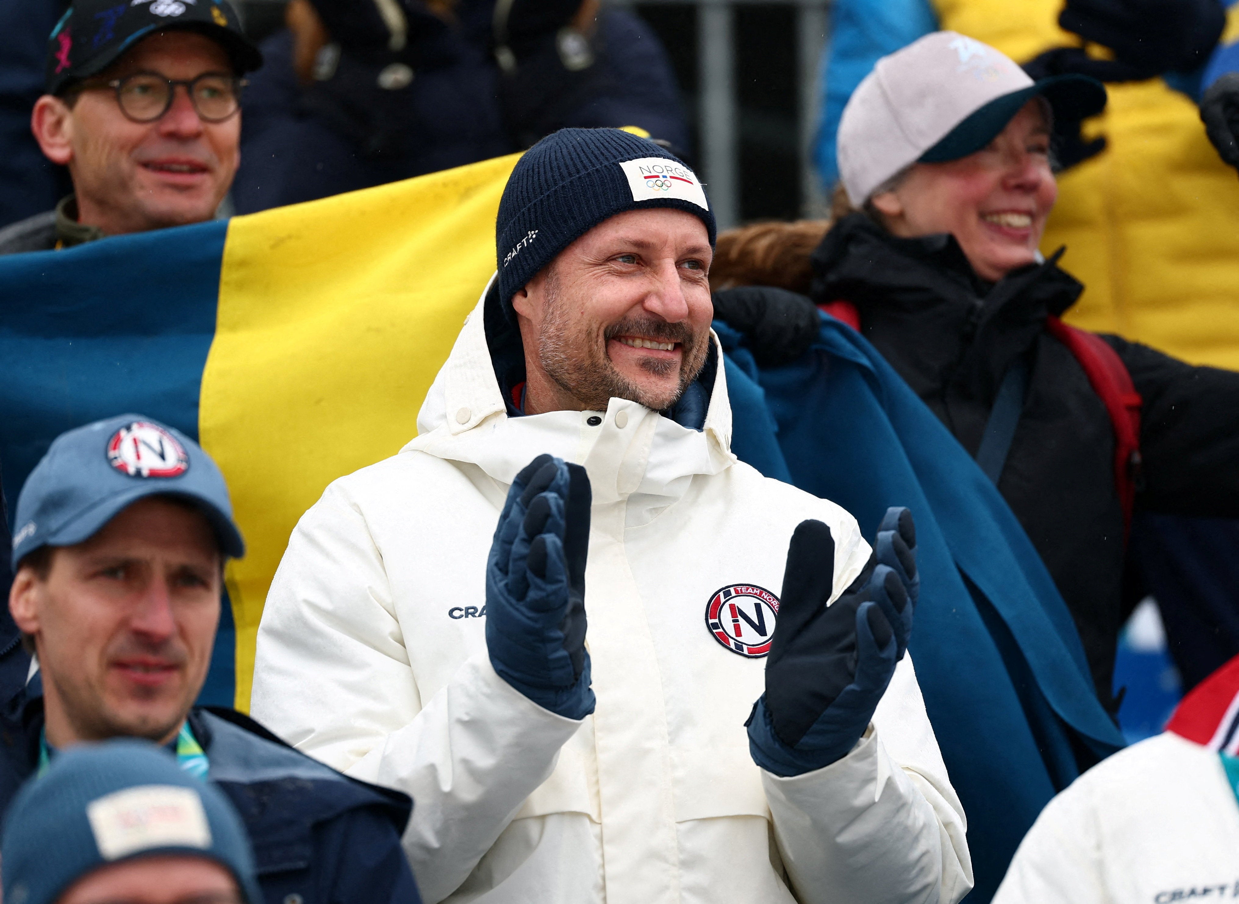 <p>El príncipe heredero Haakon de Noruega observa una competencia de esquí de fondo durante los Juegos Olímpicos de Invierno en Italia  </p>