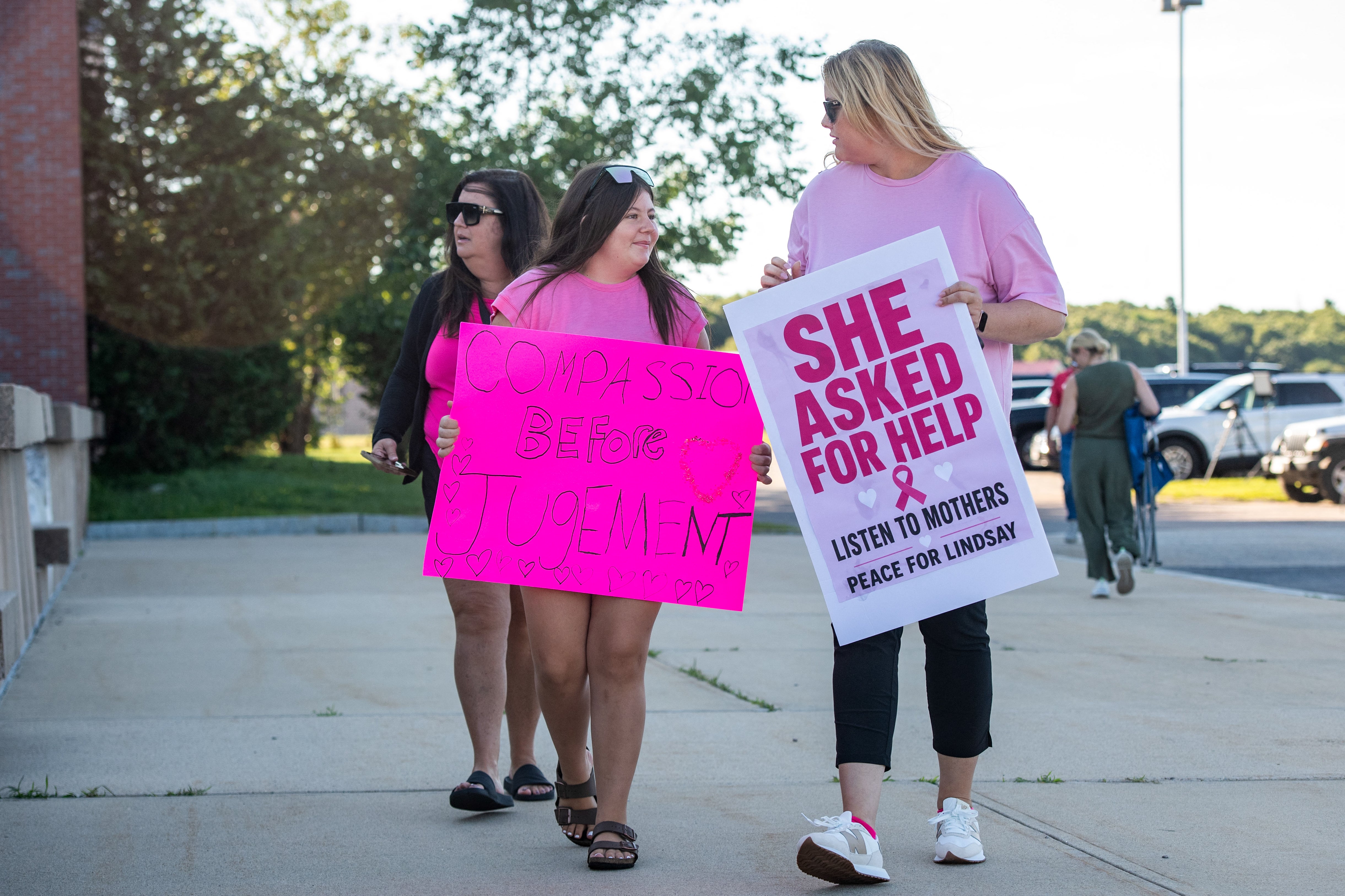 Simpatizantes de Lindsay Clancy sostienen carteles frente al Tribunal Superior del condado de Plymouth