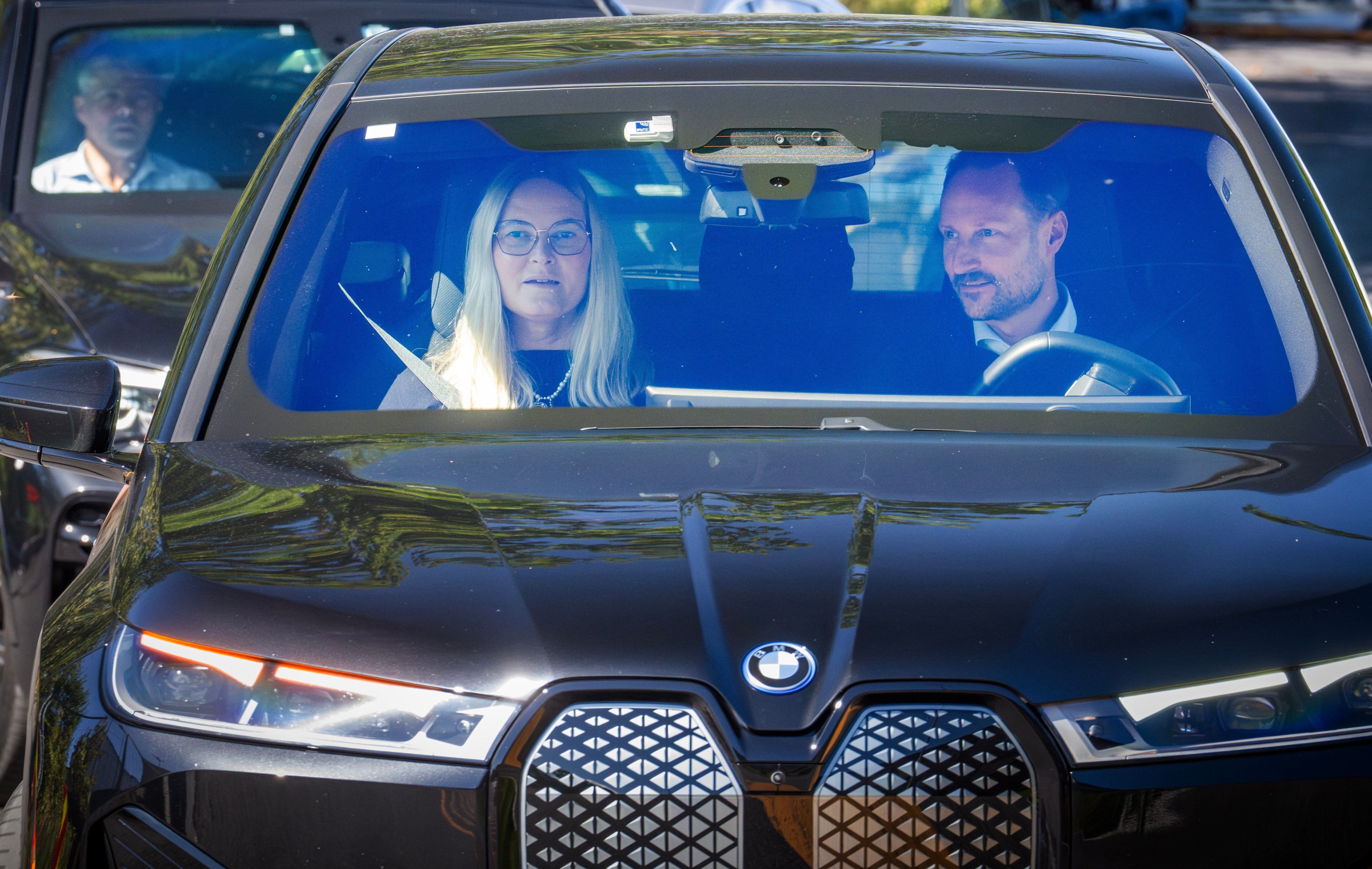 Haakon y Mette-Marit salen del hospital tras visitar al rey Harald