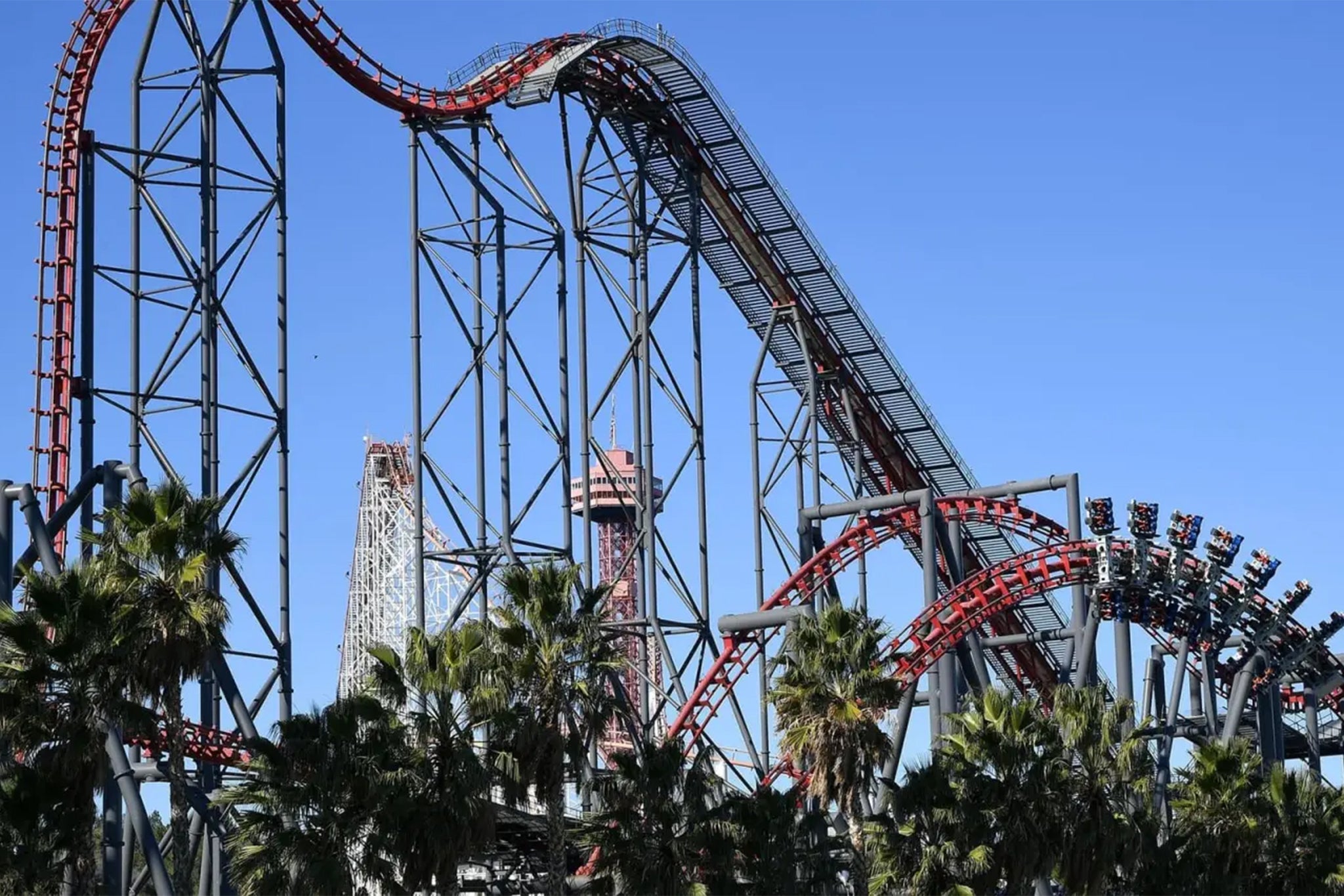 Dos mujeres sufrieron hemorragias cerebrales después de subir a X2 (en la imagen), una popular montaña rusa de Six Flags Magic Mountain