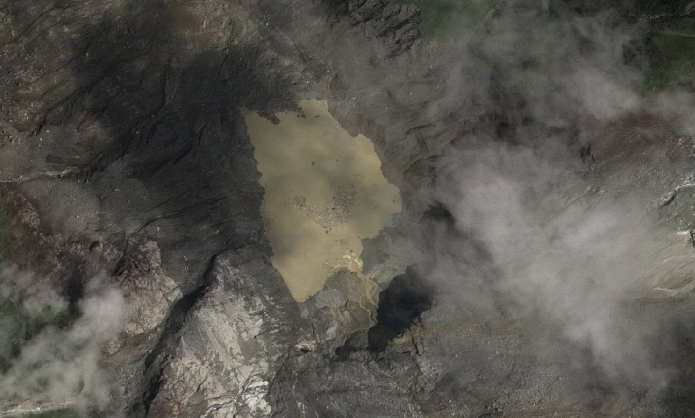 La imagen de satélite muestra uno de los dos lagos situados en el lugar donde se produjo el colapso glaciar, en la zona fronteriza entre Nepal y la Región Autónoma del Tíbet, China