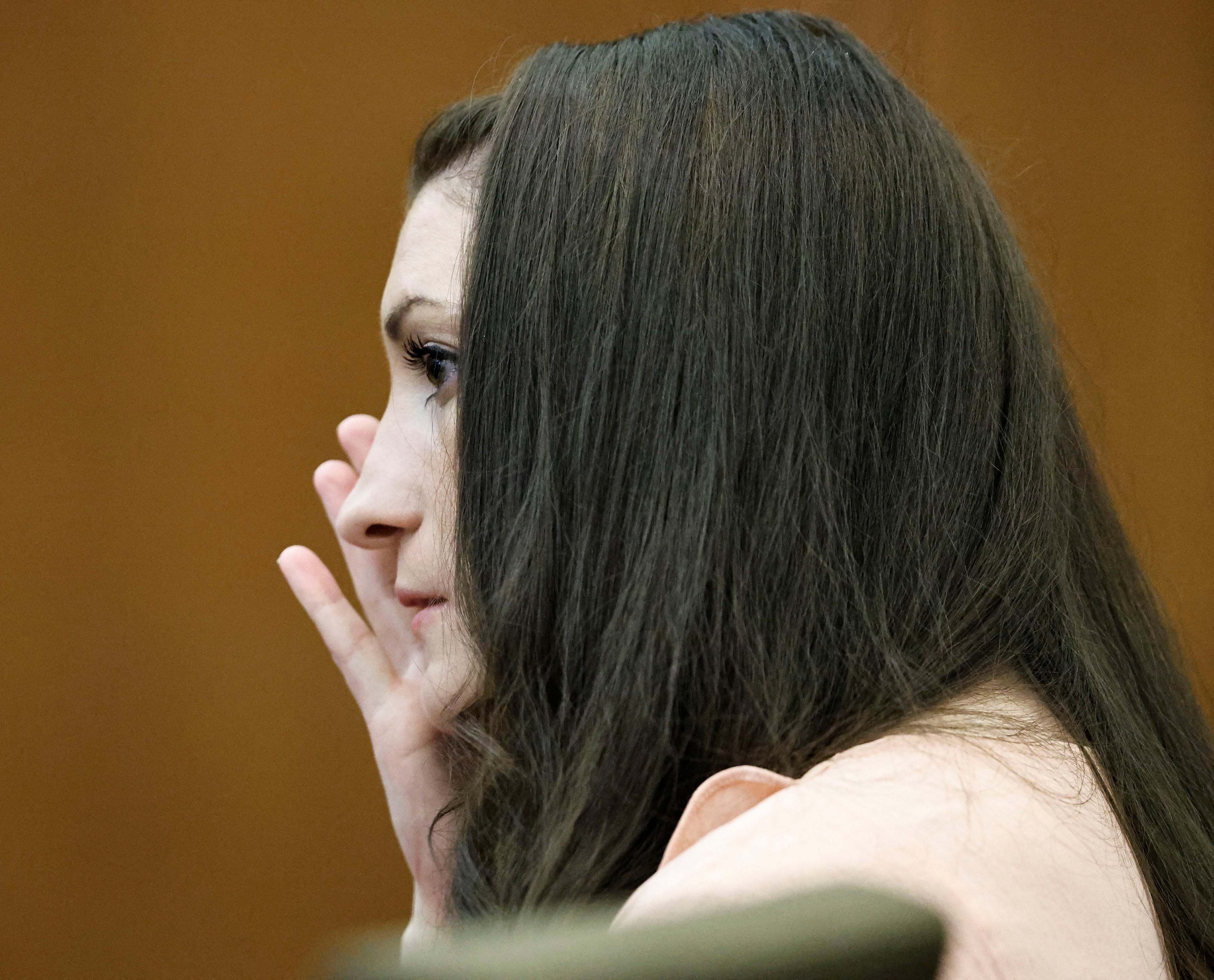El equipo de defensa de Lindsay Clancy sostiene que ella no es penalmente responsable de los asesinatos de sus tres hijos, ocurridos durante un episodio de psicosis posparto en enero de 2023, antes de intentar quitarse la vida. La fiscalía presenta el caso como un acto premeditado y deliberado