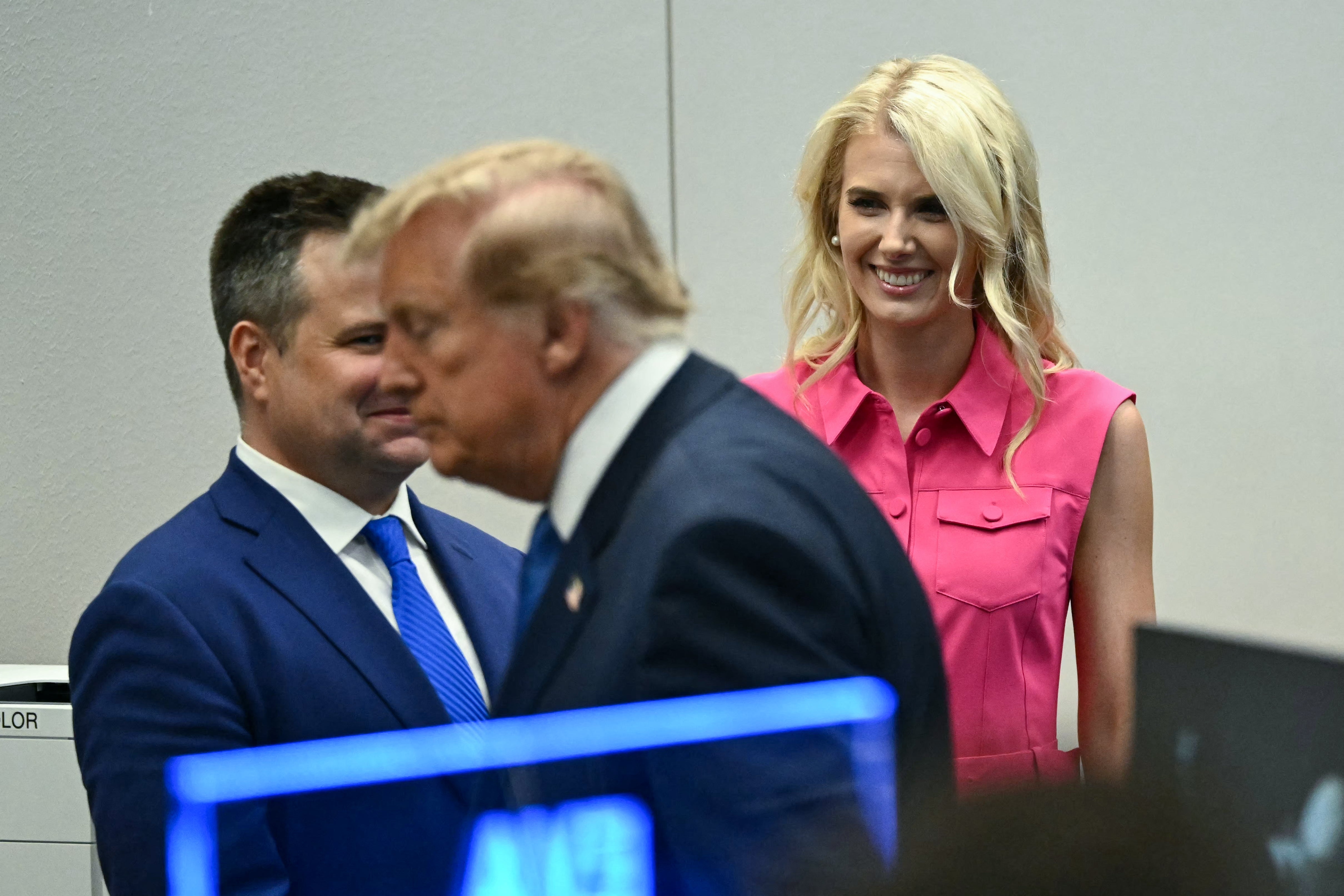 Harp, que suele aparecer junto a Trump, es conocida por llevar consigo una impresora portátil para imprimir artículos de prensa y publicaciones en redes sociales que le son favorables