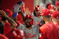 Grand slam de Sosa como emergente en la 9na da a Filis victoria por 5-3 ante Angelinos