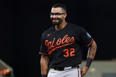 Mayo y Encarnación-Strand guían a Orioles a triunfo de 4-3 sobre Atléticos en 10 entradas