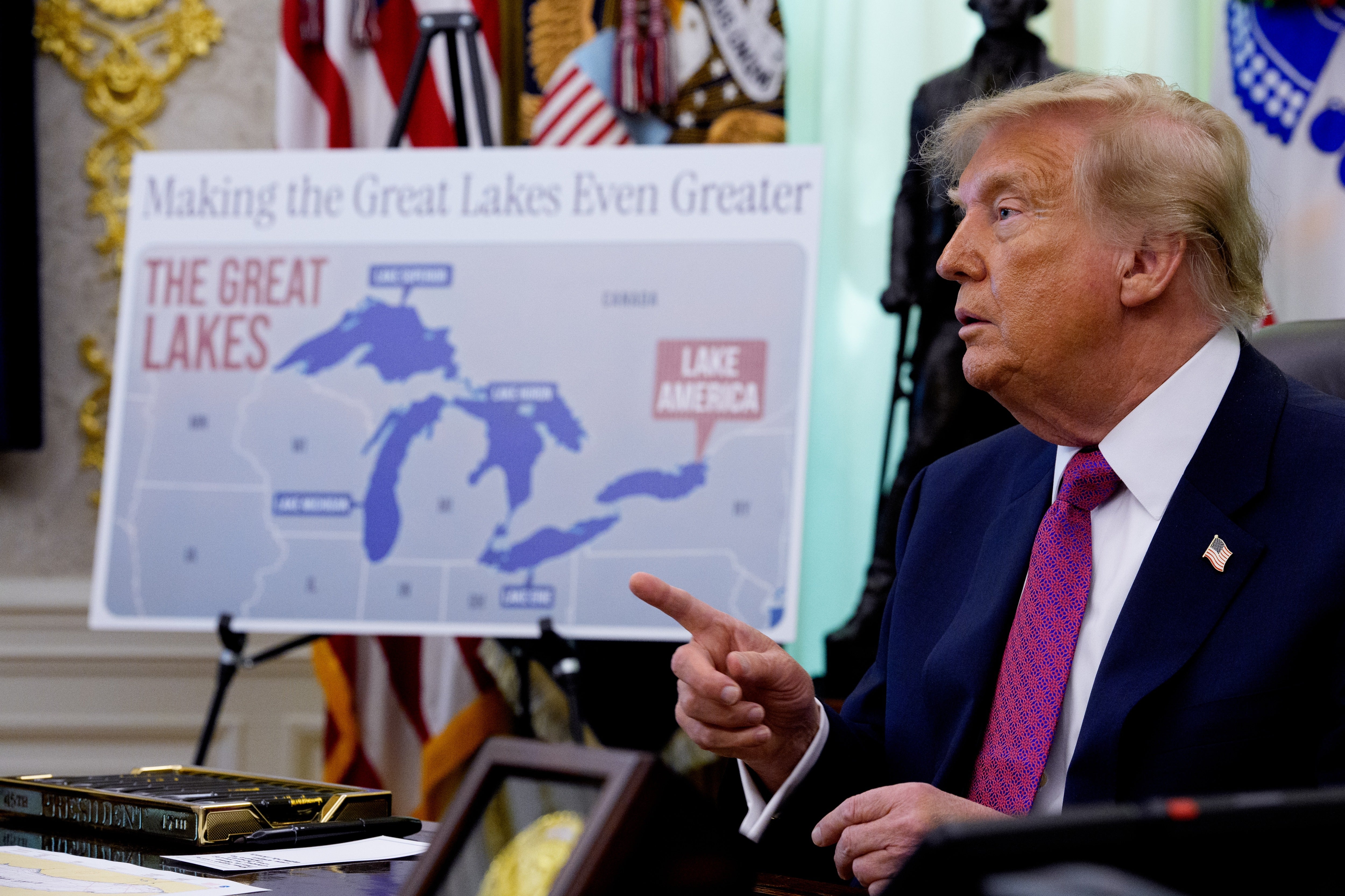 El jueves, el presidente Trump firmó un decreto ejecutivo por el que ordenaba a las agencias federales utilizar el nombre ‘lago América’ en los documentos y registros oficiales. Si bien el presidente puede dictar cómo debe referirse el Gobierno federal a los elementos geográficos, no puede obligar a otros países, a entidades privadas ni siquiera a los estados de EE. UU. a seguir su ejemplo
