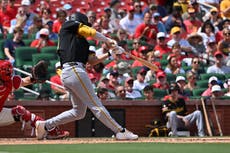 Flores Jr. y Lowe conectan jonrones y impulsan a Piratas a vencer 6-2 a Cardenales
